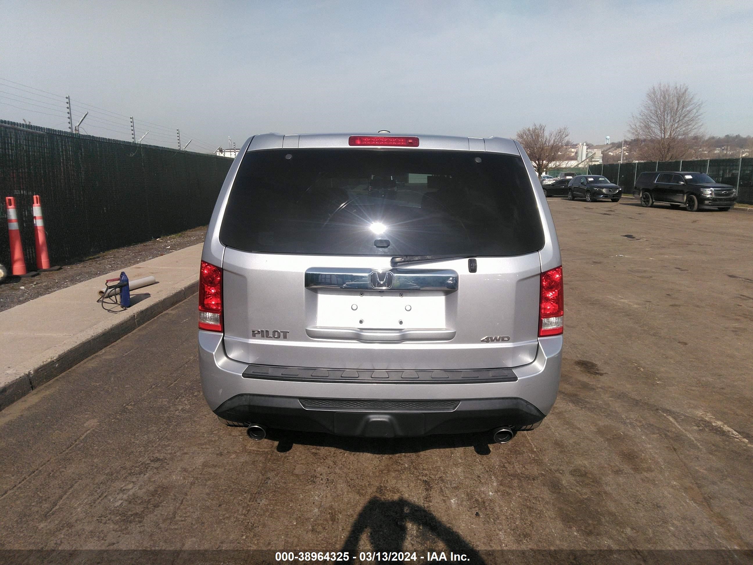 Photo 16 VIN: 5FNYF4H58FB037039 - HONDA PILOT 