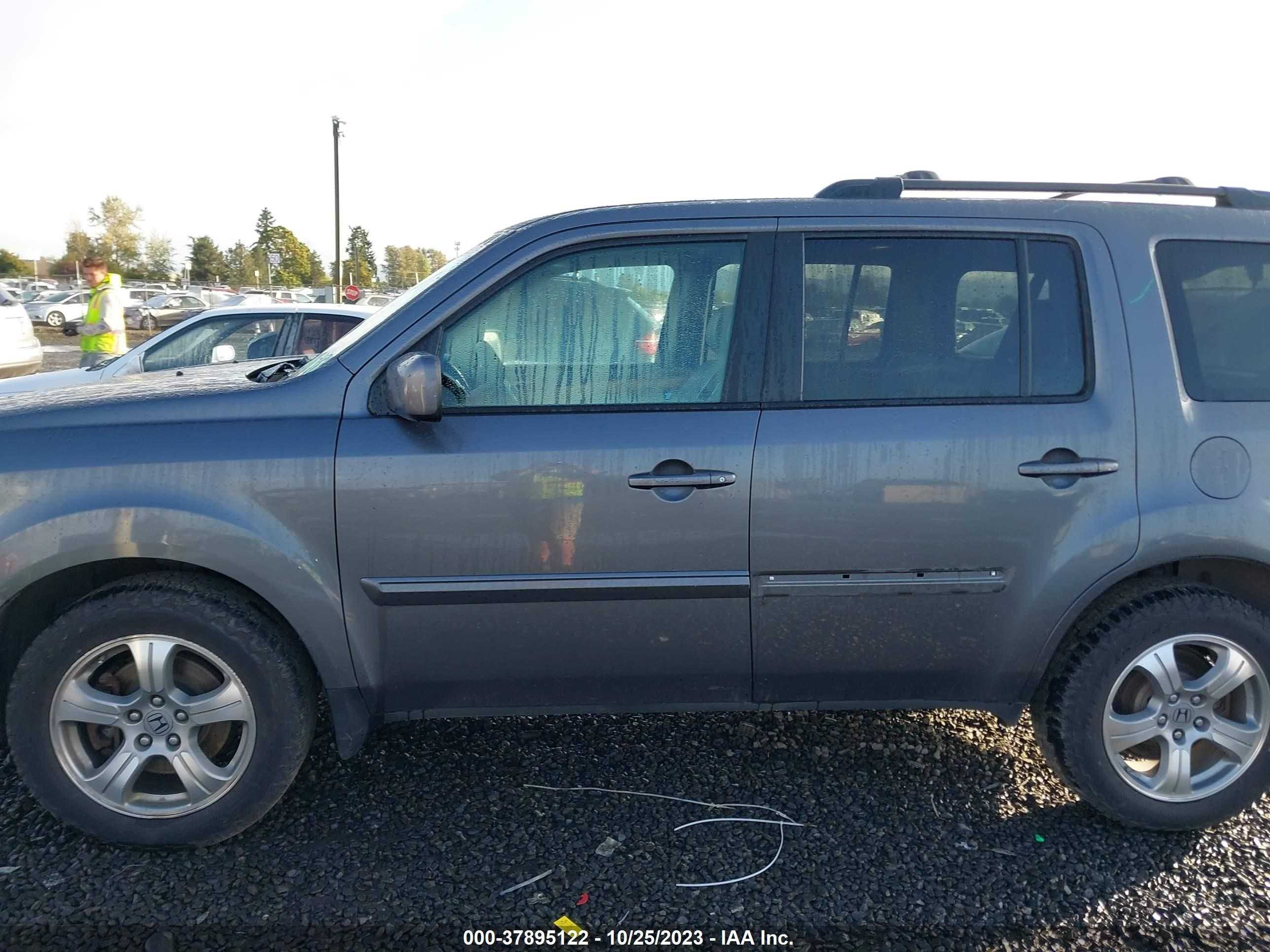 Photo 14 VIN: 5FNYF4H59FB046008 - HONDA PILOT 