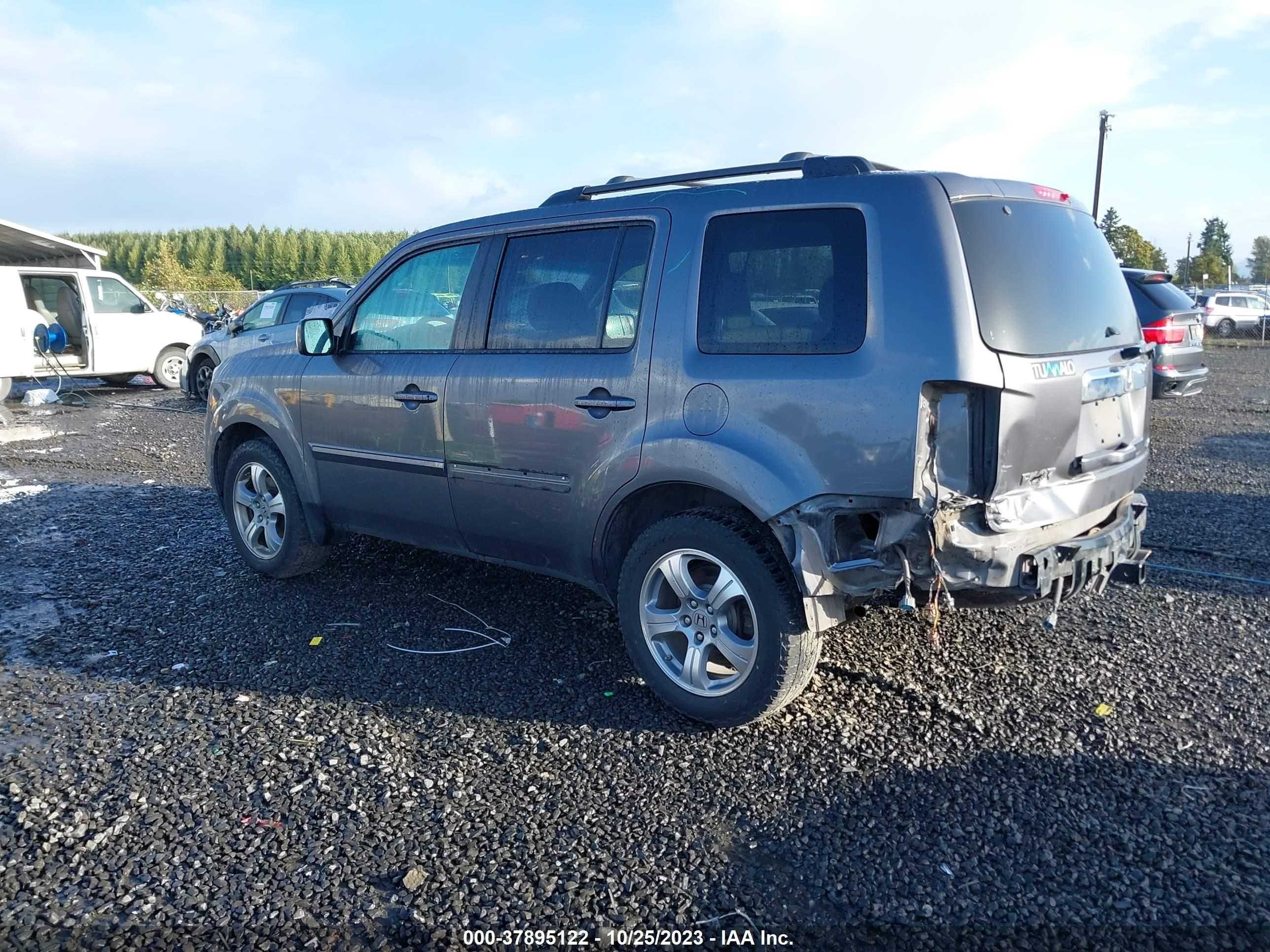 Photo 2 VIN: 5FNYF4H59FB046008 - HONDA PILOT 