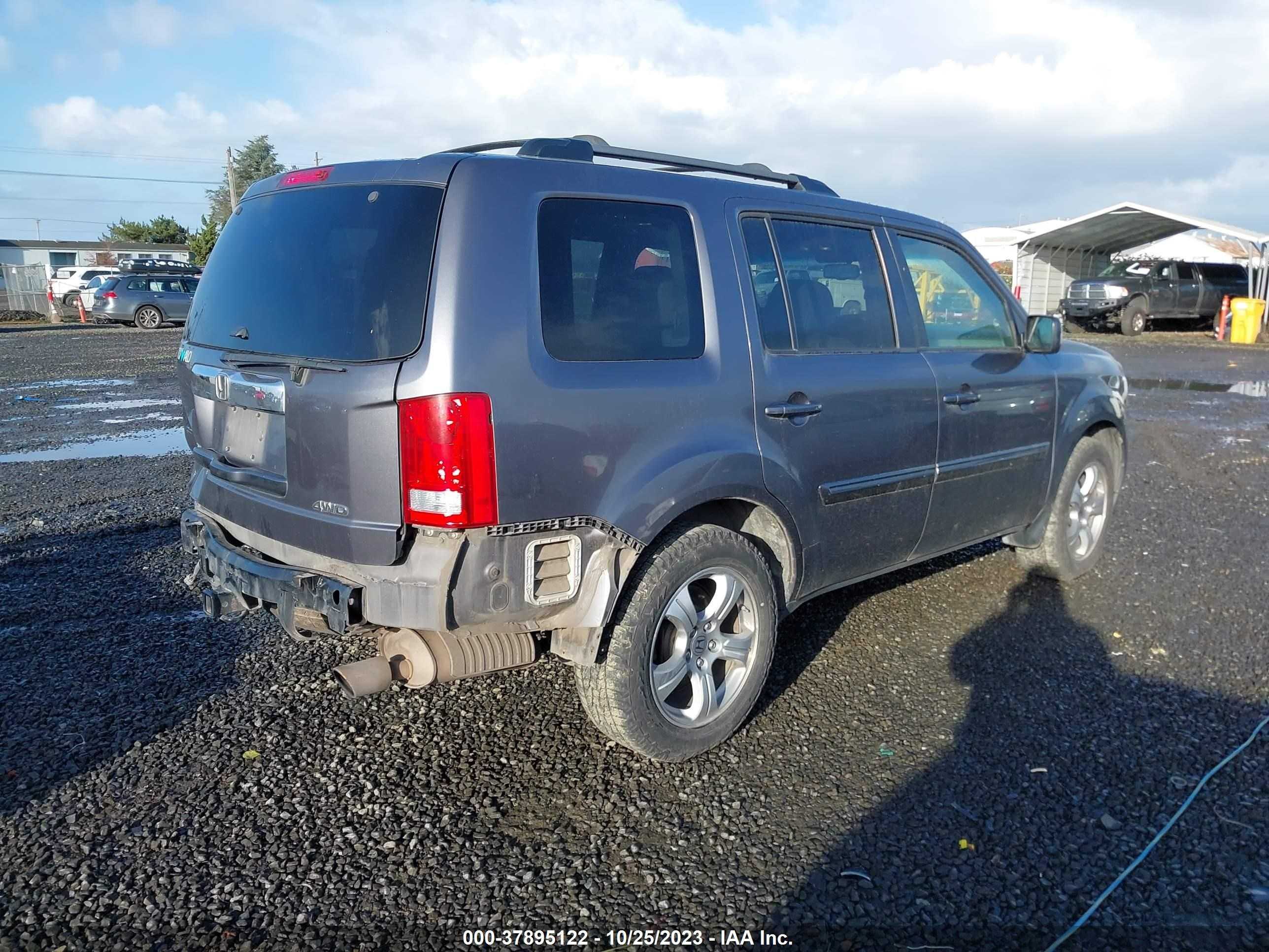 Photo 3 VIN: 5FNYF4H59FB046008 - HONDA PILOT 