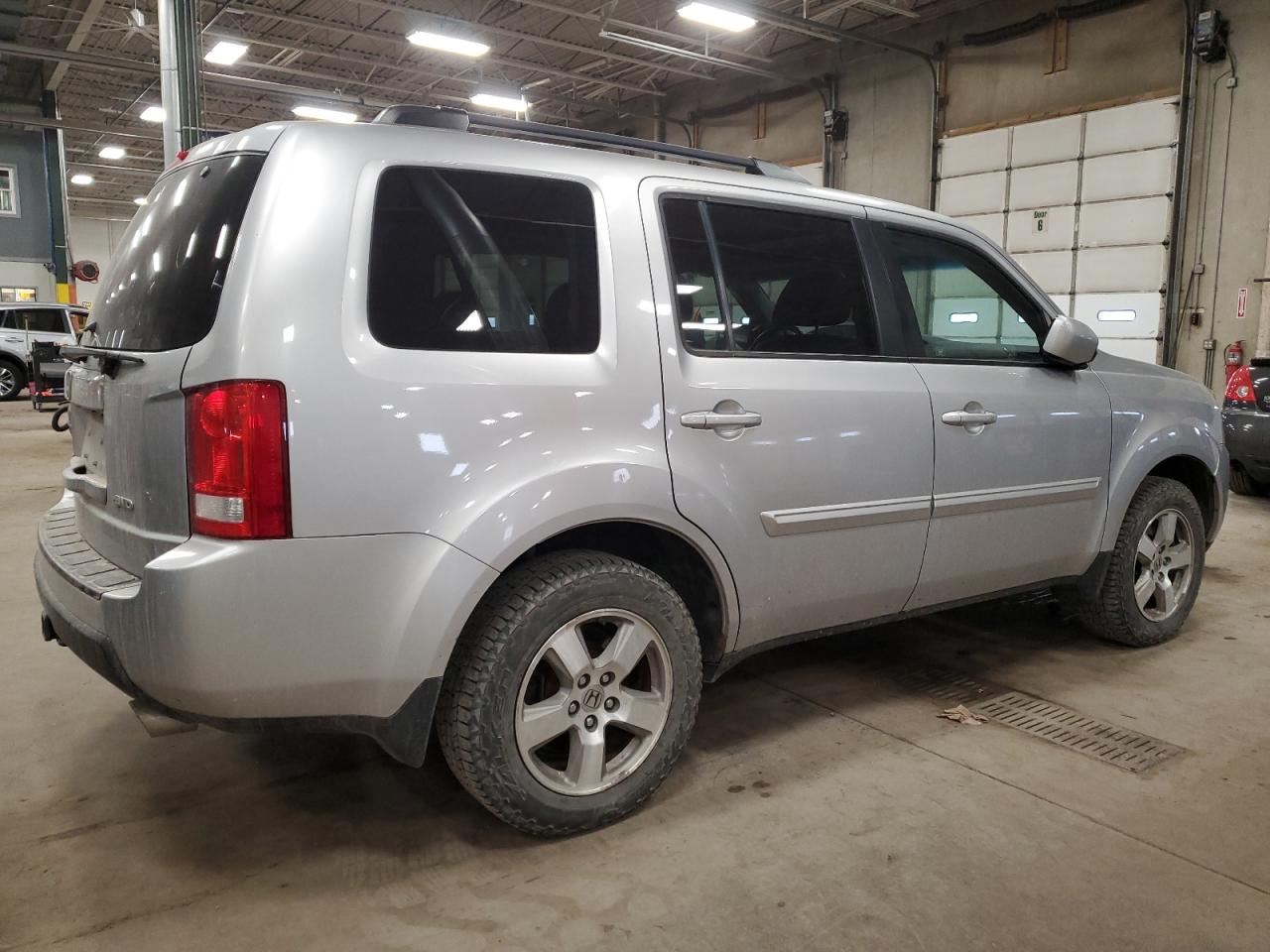 Photo 2 VIN: 5FNYF4H7XBB097528 - HONDA PILOT 