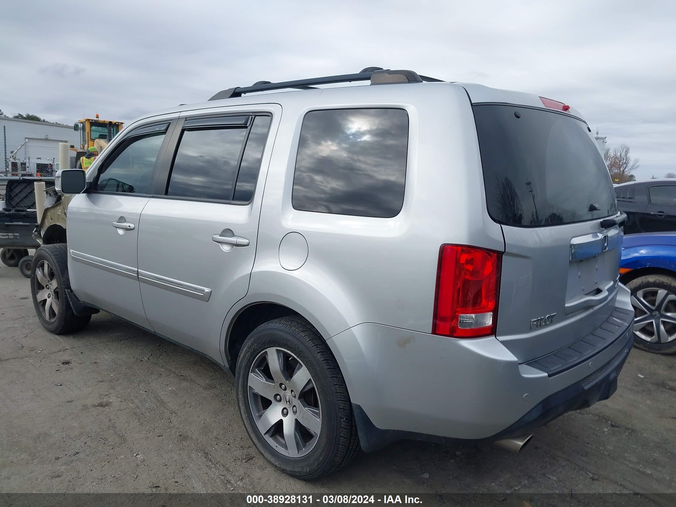 Photo 2 VIN: 5FNYF4H97FB077762 - HONDA PILOT 