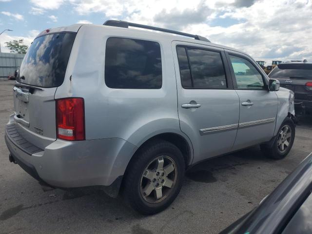 Photo 2 VIN: 5FNYF4H99AB032752 - HONDA PILOT TOUR 