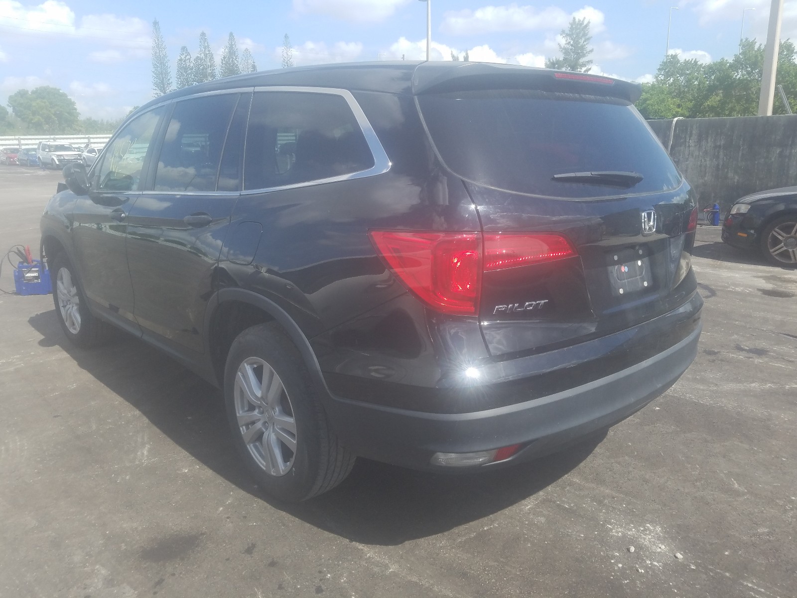 Photo 2 VIN: 5FNYF5H11JB008719 - HONDA PILOT LX 