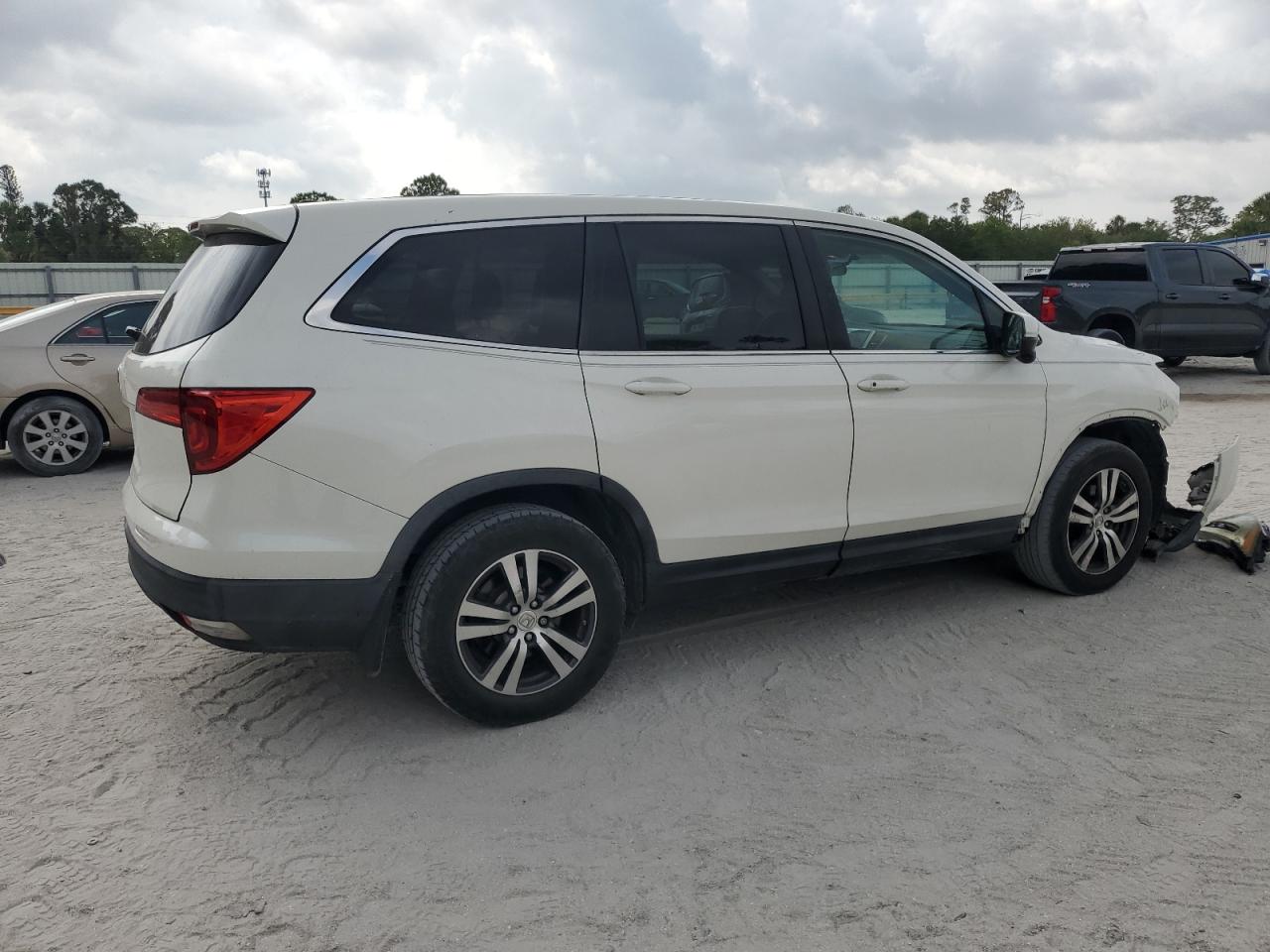 Photo 2 VIN: 5FNYF5H35GB016008 - HONDA PILOT 