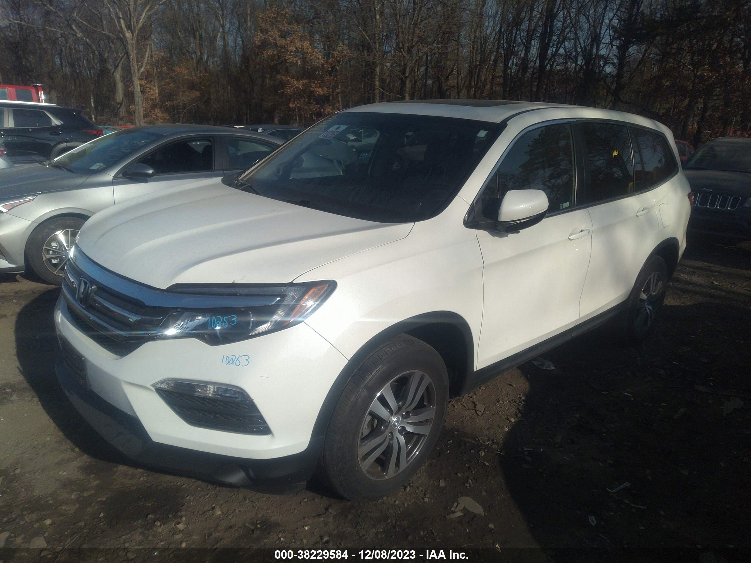 Photo 1 VIN: 5FNYF5H54JB016011 - HONDA PILOT 