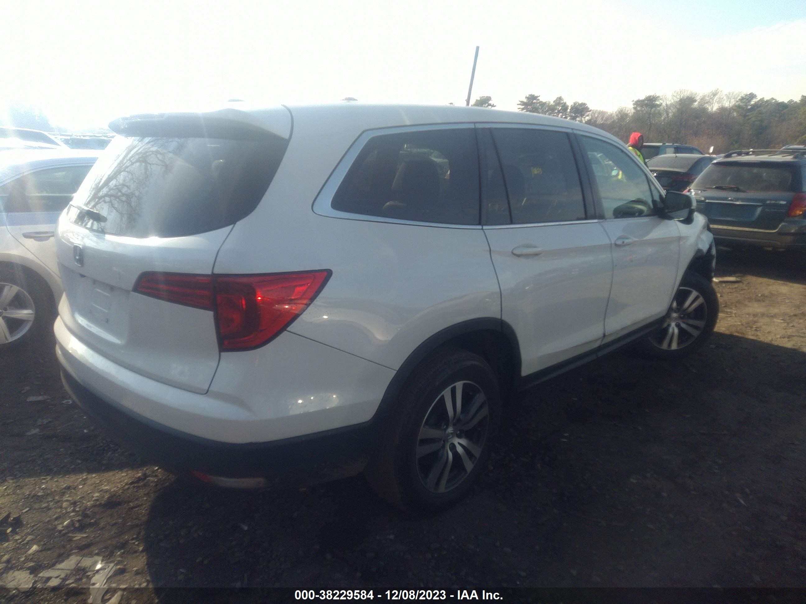 Photo 3 VIN: 5FNYF5H54JB016011 - HONDA PILOT 