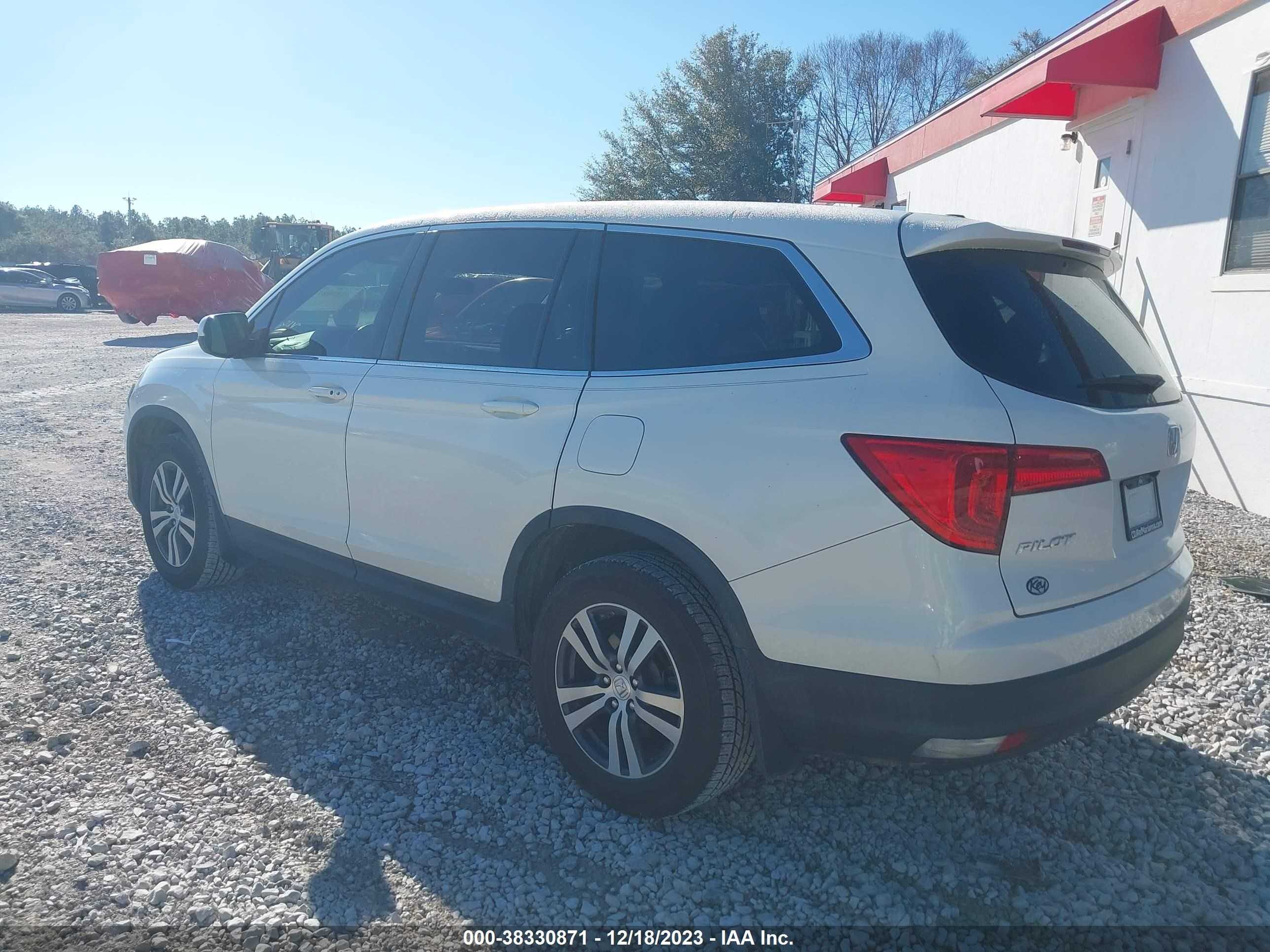 Photo 2 VIN: 5FNYF5H57JB005553 - HONDA PILOT 