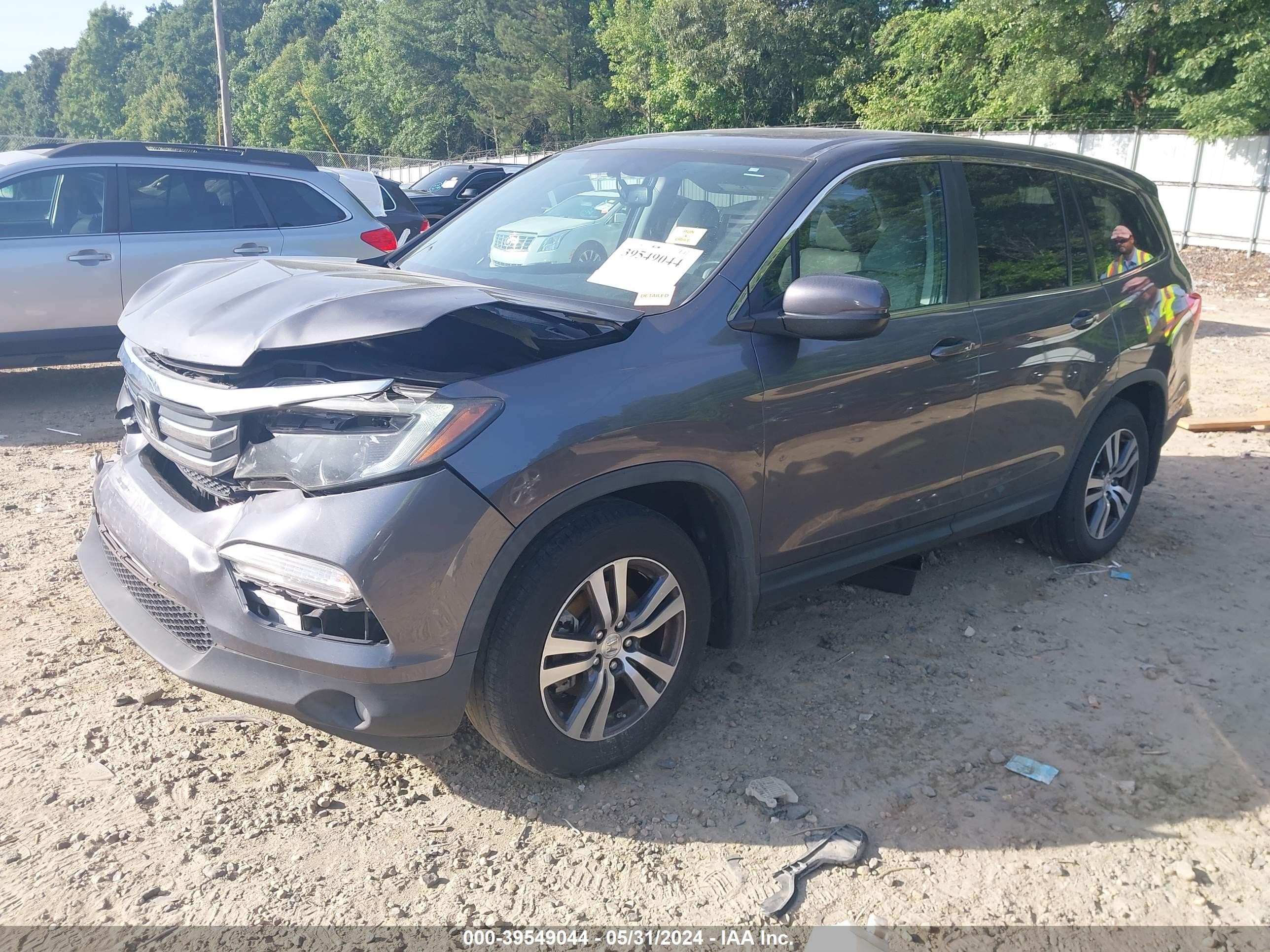 Photo 1 VIN: 5FNYF5H57JB025639 - HONDA PILOT 