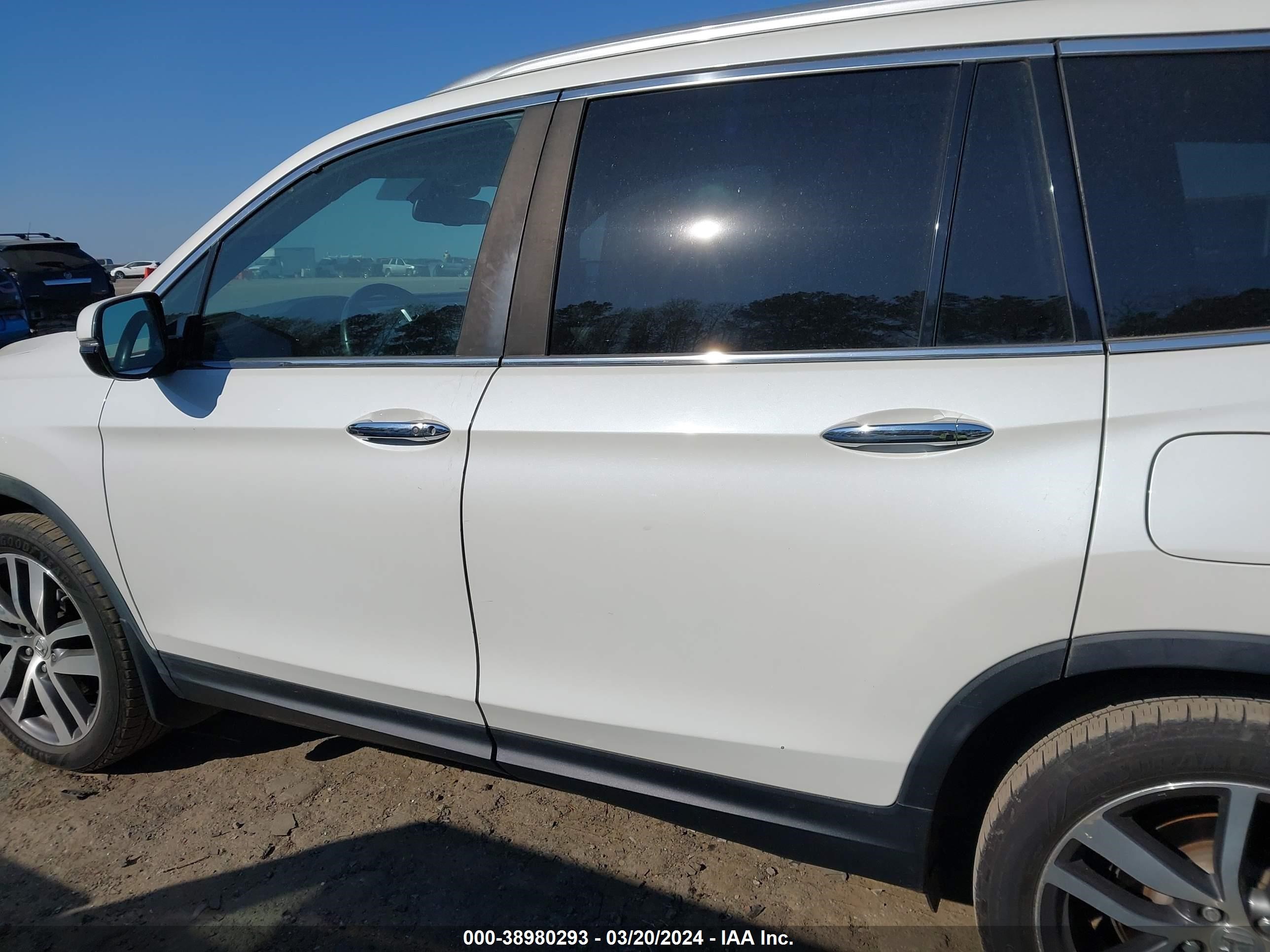 Photo 14 VIN: 5FNYF5H9XHB014373 - HONDA PILOT 