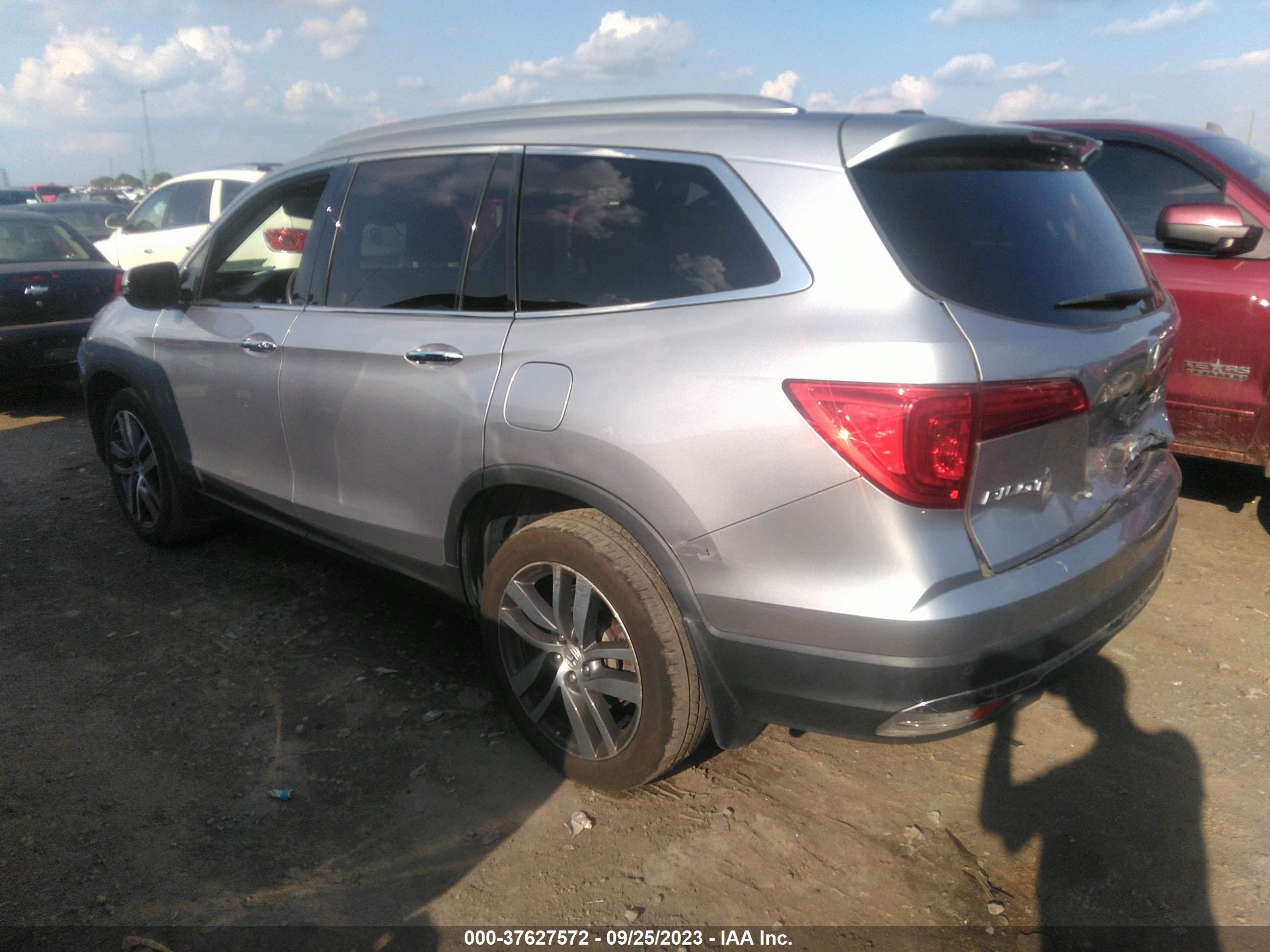 Photo 2 VIN: 5FNYF6H05HB066856 - HONDA PILOT 