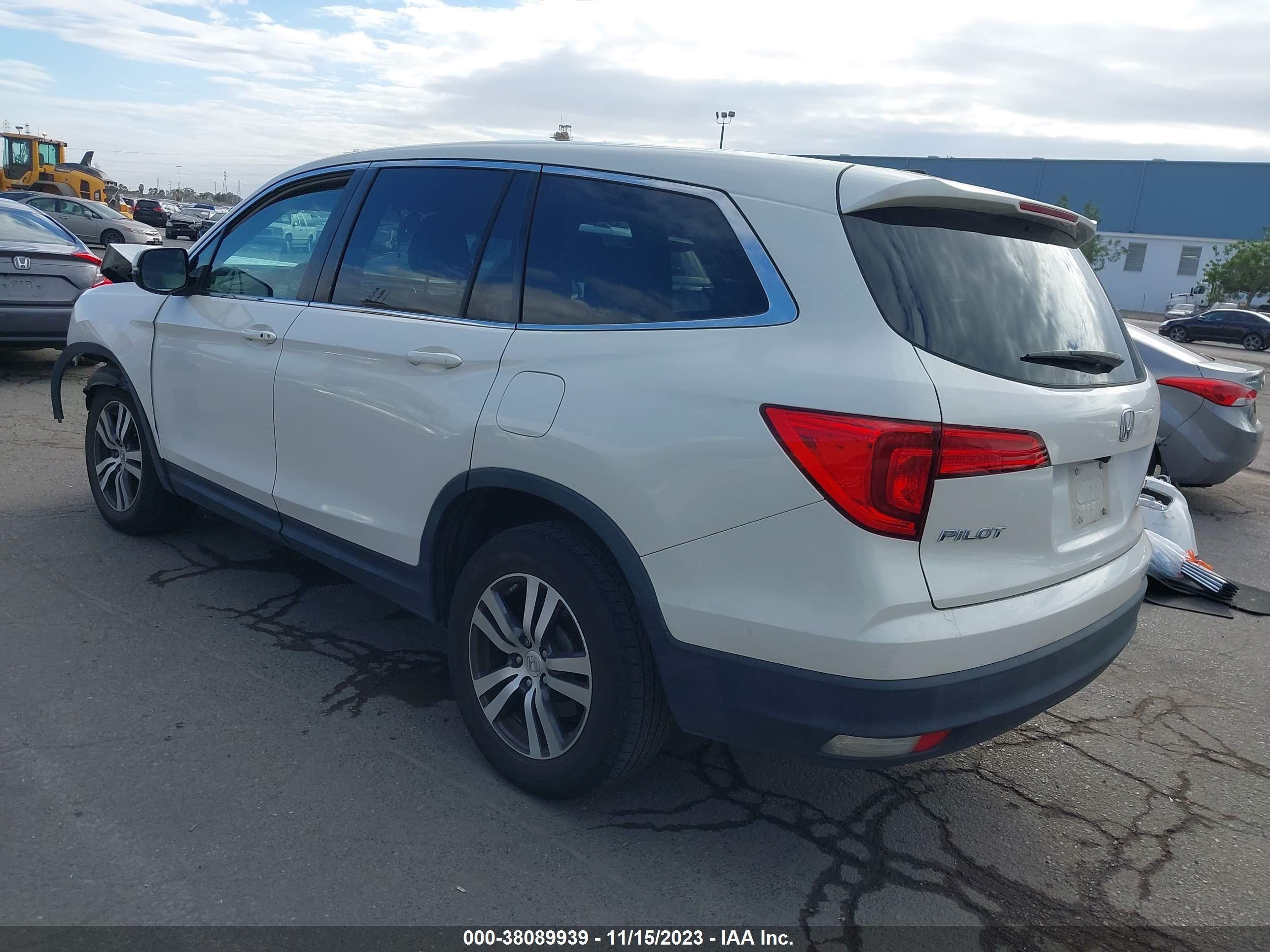 Photo 2 VIN: 5FNYF6H32JB071125 - HONDA PILOT 