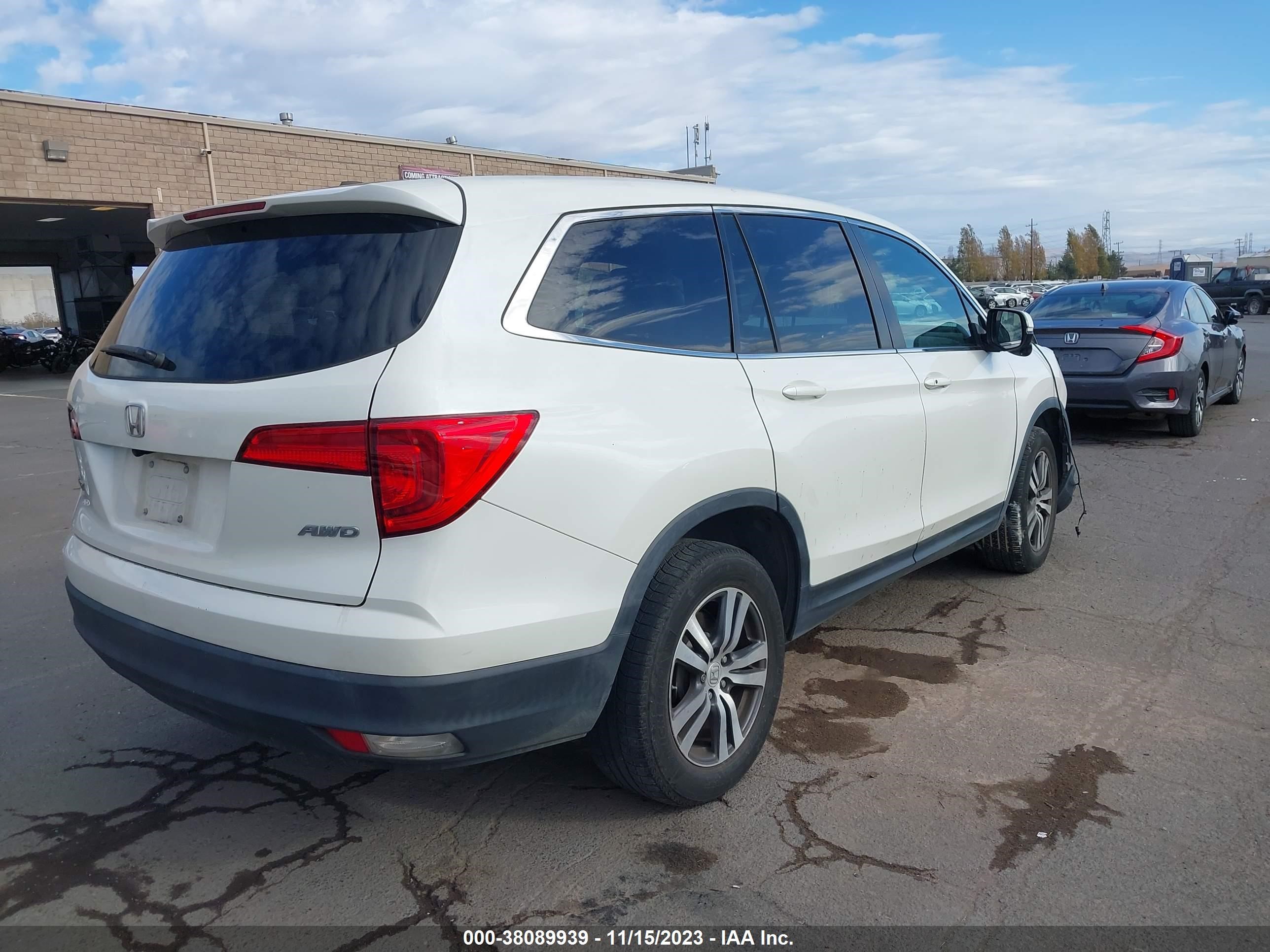 Photo 3 VIN: 5FNYF6H32JB071125 - HONDA PILOT 