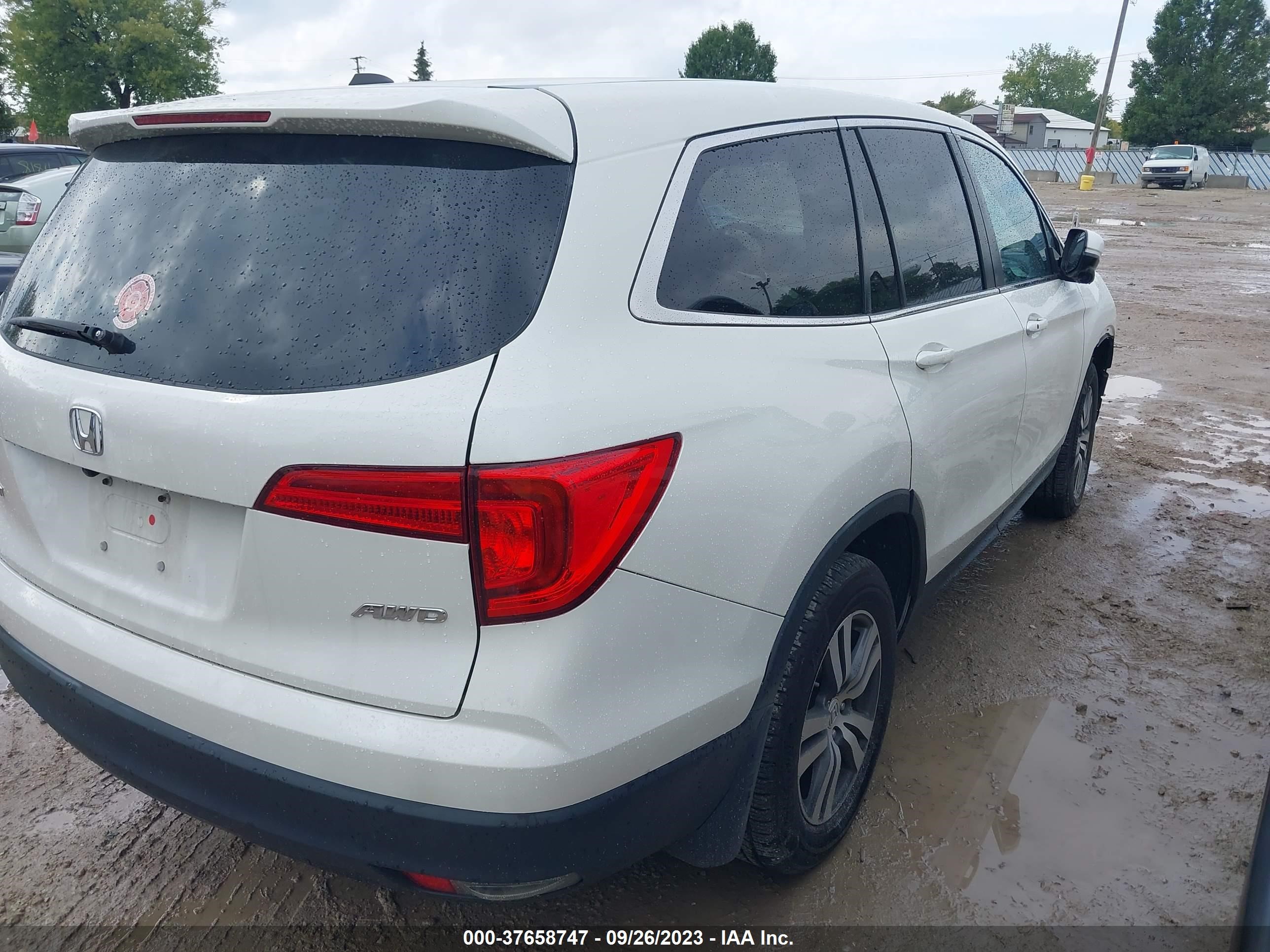 Photo 3 VIN: 5FNYF6H55HB085841 - HONDA PILOT 