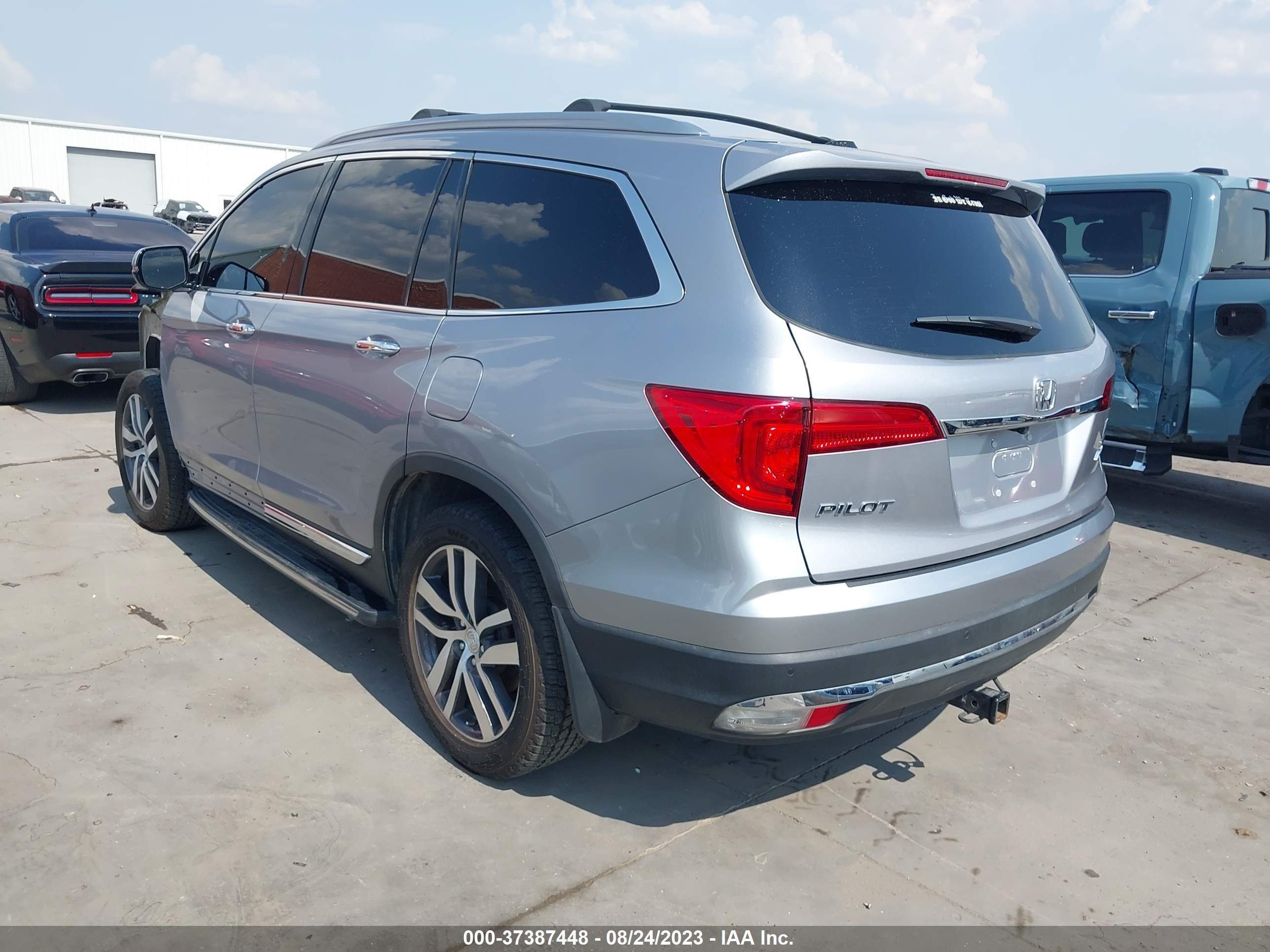 Photo 2 VIN: 5FNYF6H9XHB046567 - HONDA PILOT 