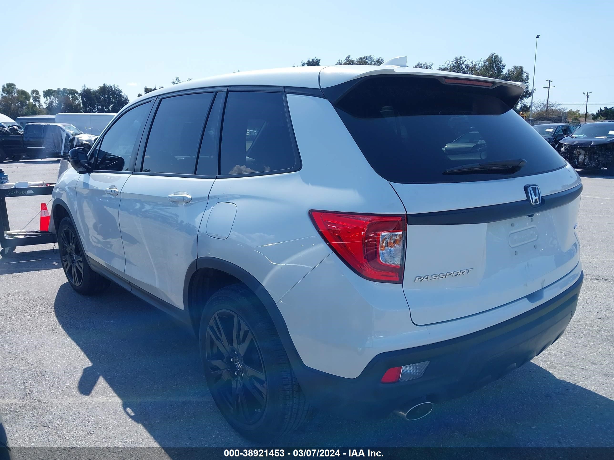 Photo 2 VIN: 5FNYF7H28KB009713 - HONDA PASSPORT 