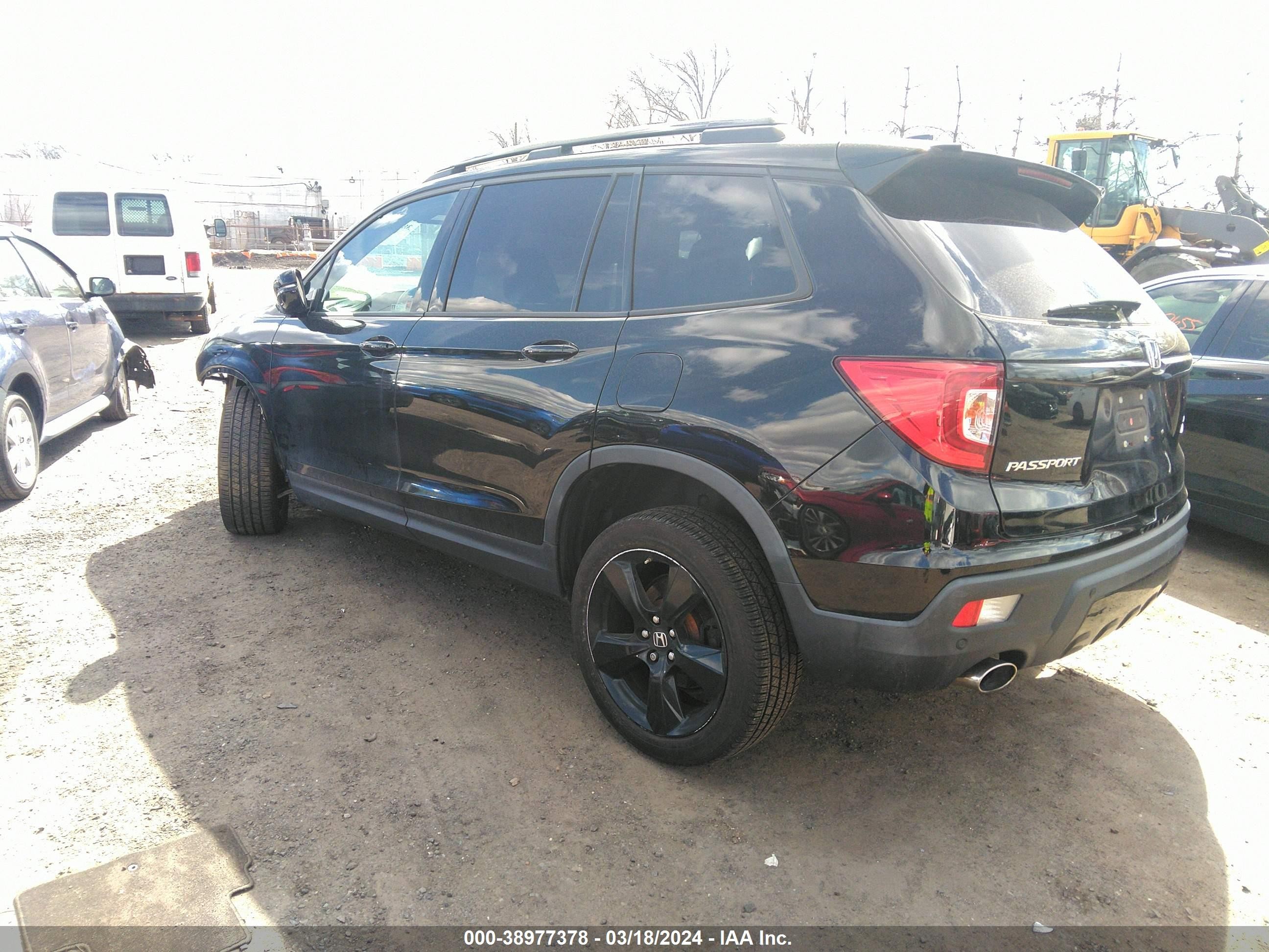 Photo 2 VIN: 5FNYF8H08LB001410 - HONDA PASSPORT 