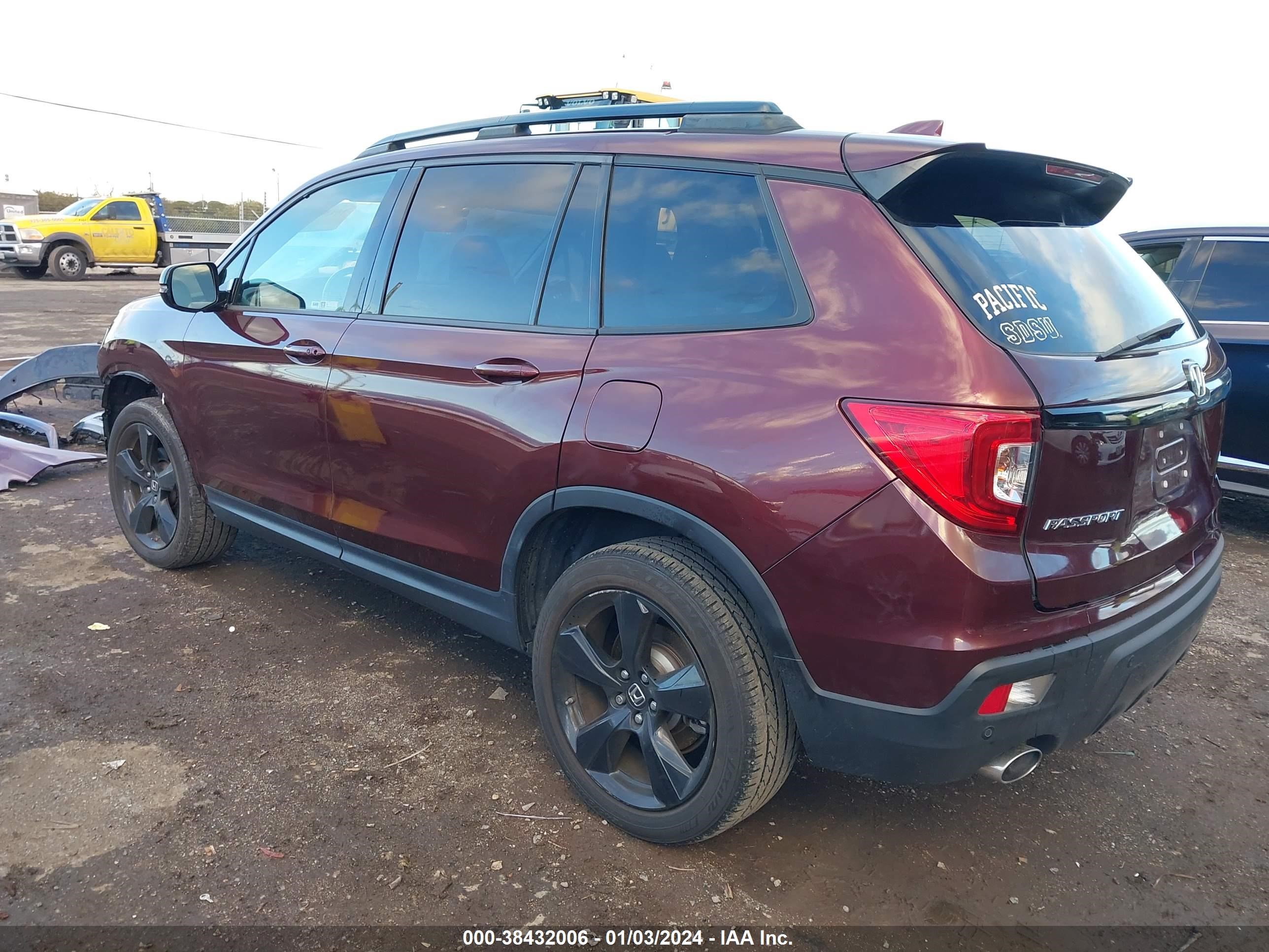 Photo 2 VIN: 5FNYF8H0XKB008079 - HONDA PASSPORT 