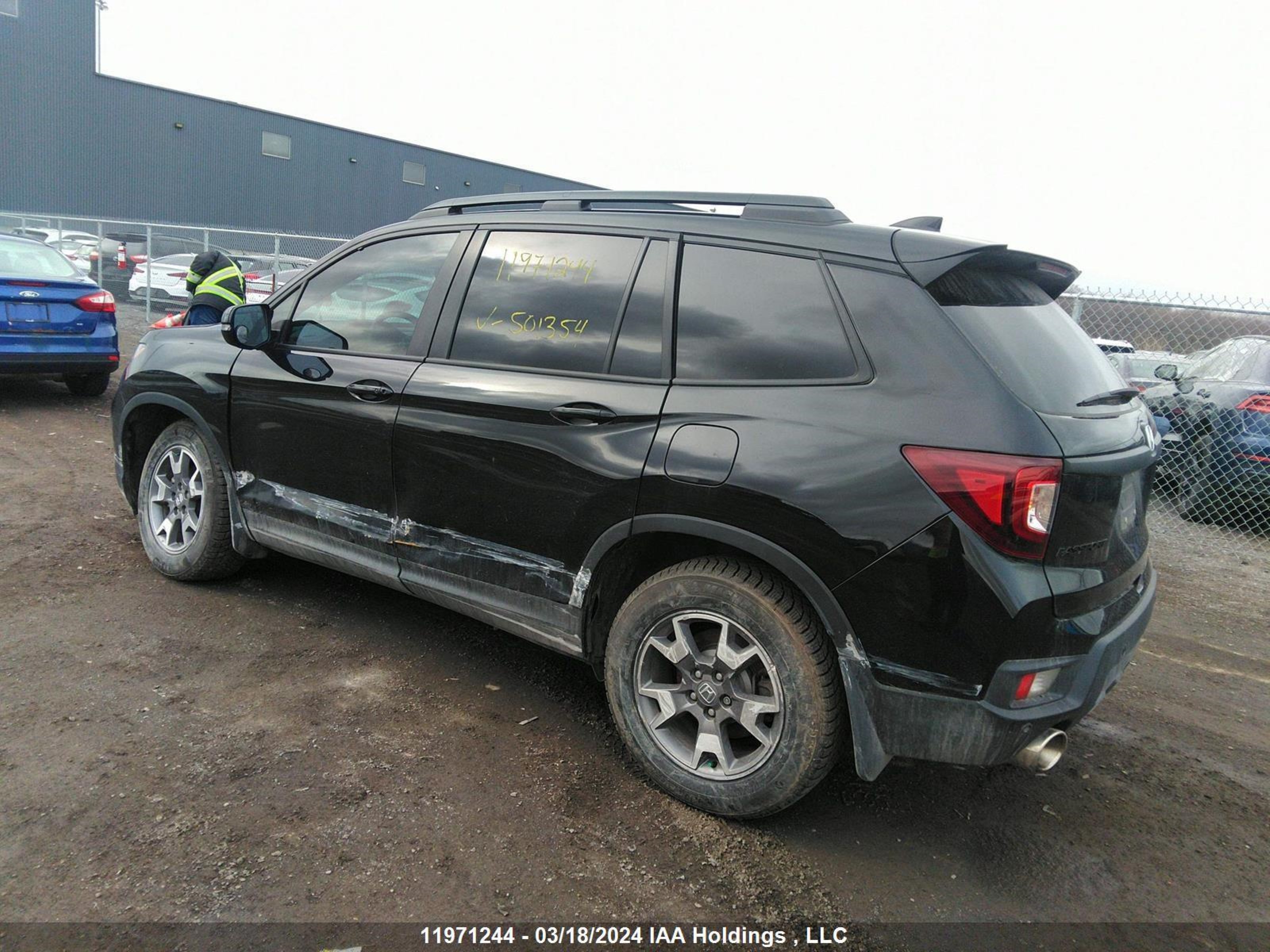 Photo 2 VIN: 5FNYF8H61PB501354 - HONDA PASSPORT 