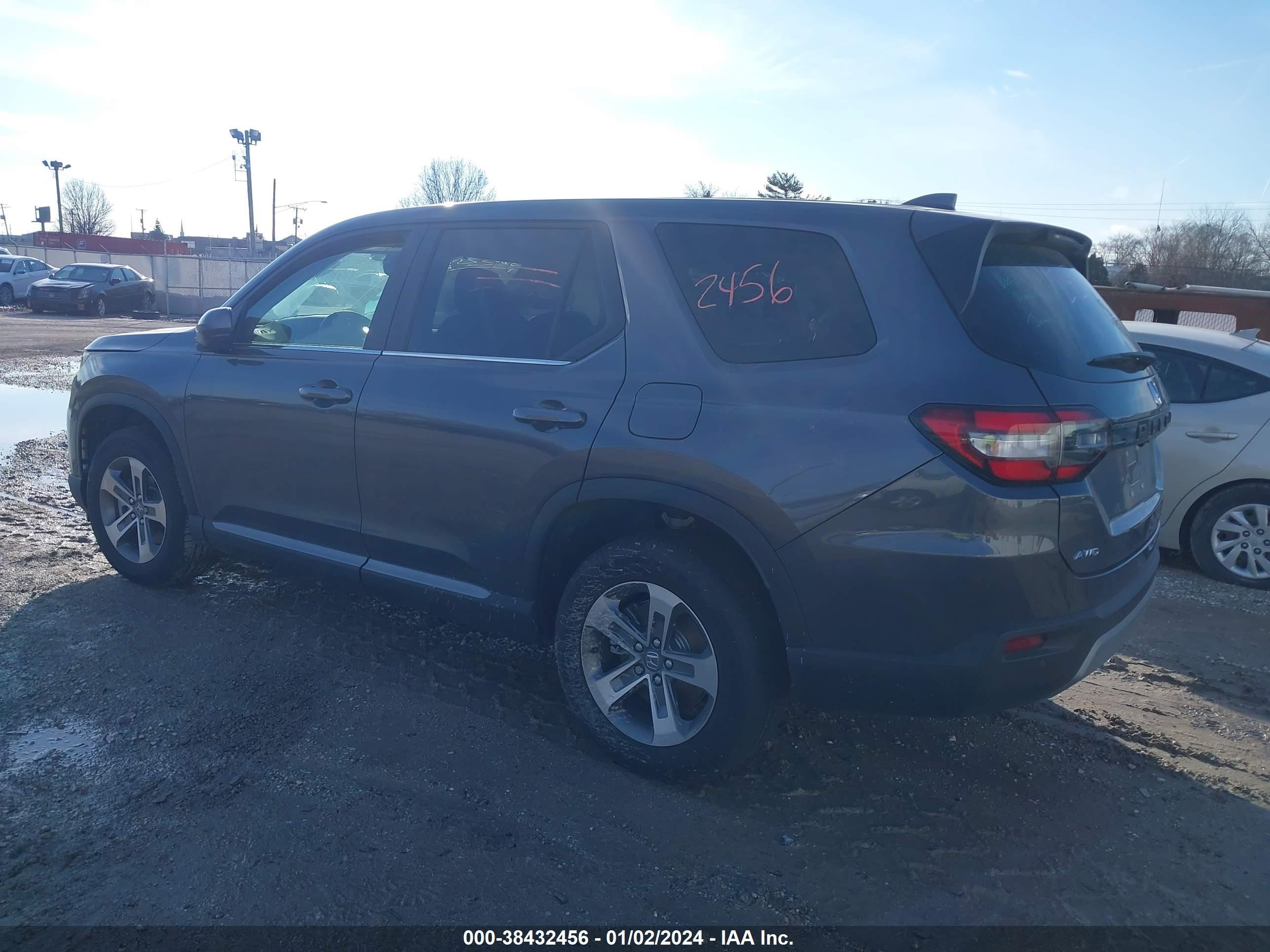 Photo 3 VIN: 5FNYG1H5XPB044832 - HONDA PILOT 