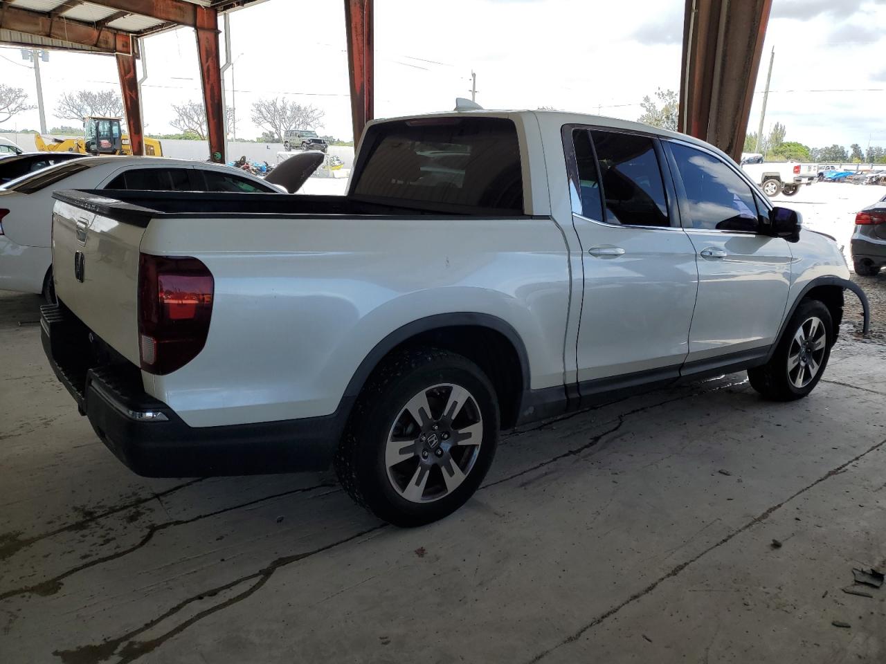 Photo 2 VIN: 5FPYK2F65HB006515 - HONDA RIDGELINE 