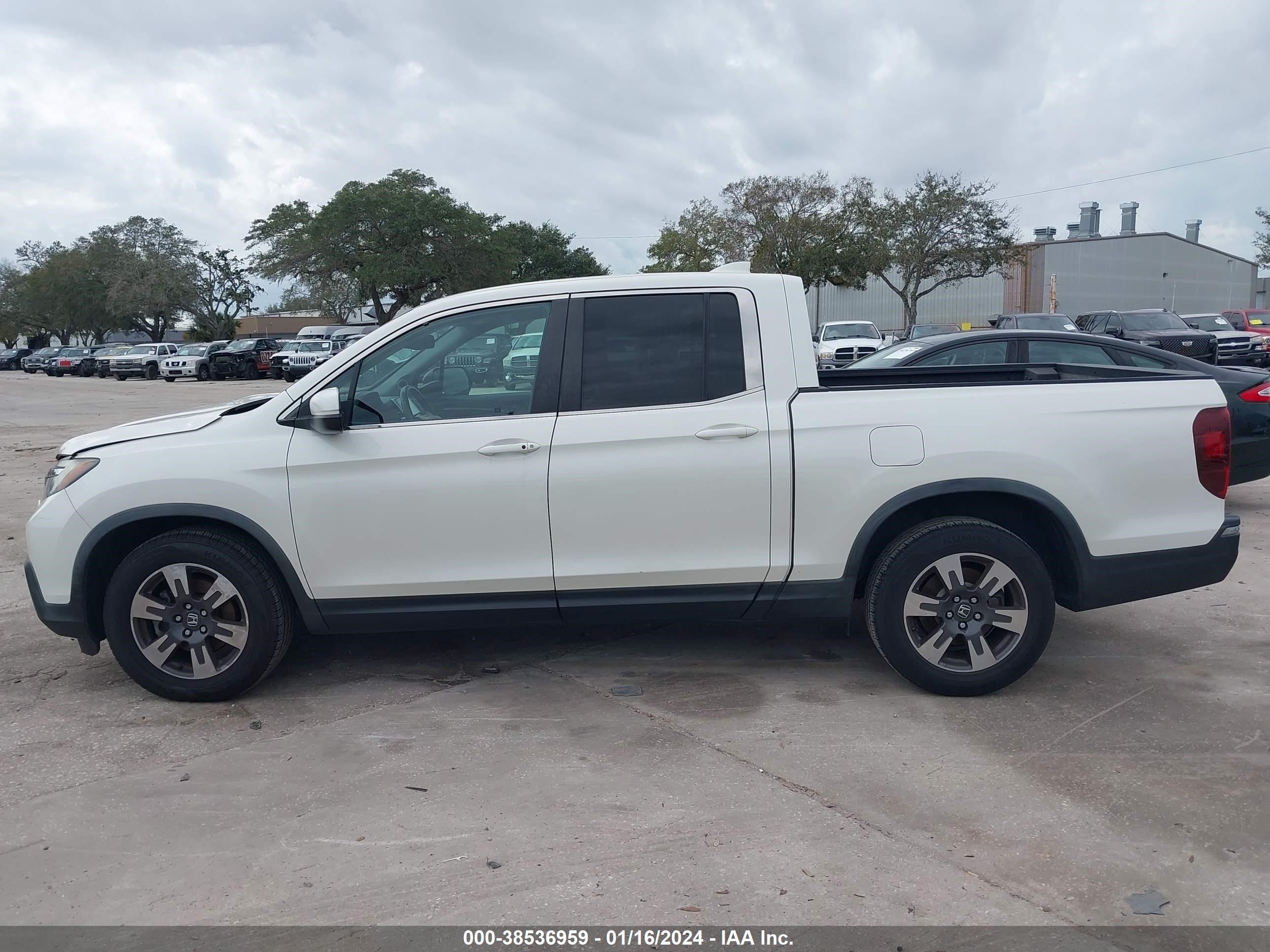 Photo 13 VIN: 5FPYK2F67JB000625 - HONDA RIDGELINE 