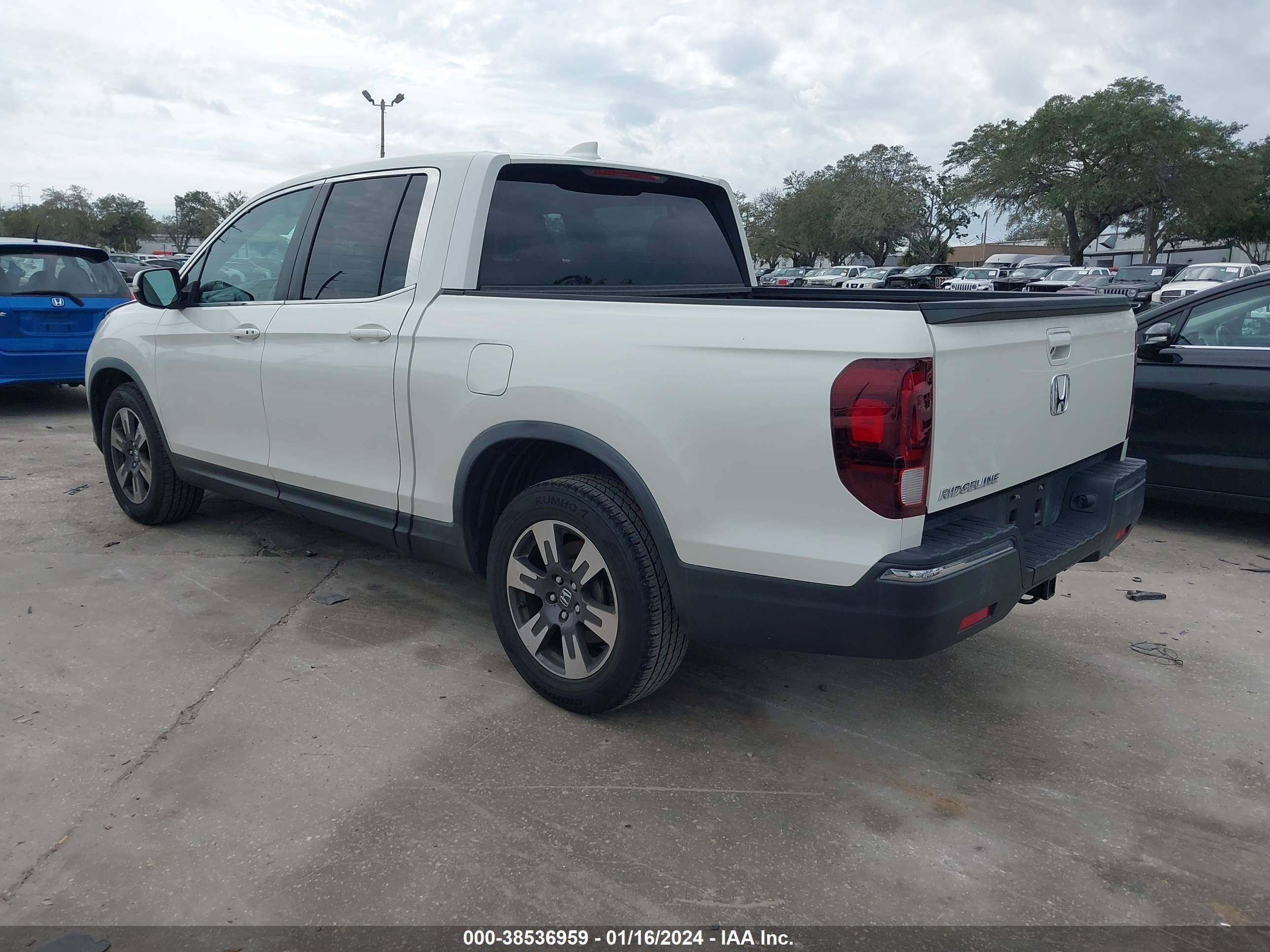 Photo 2 VIN: 5FPYK2F67JB000625 - HONDA RIDGELINE 