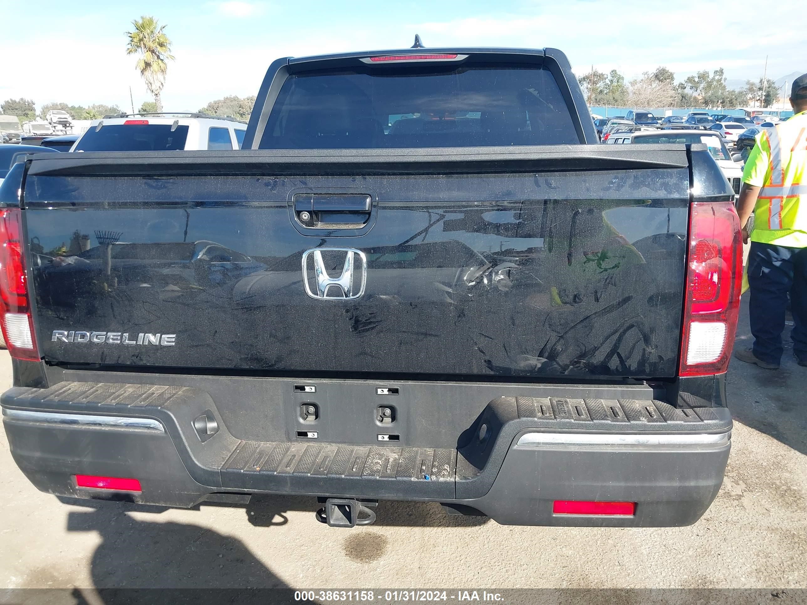 Photo 16 VIN: 5FPYK2F69JB001808 - HONDA RIDGELINE 