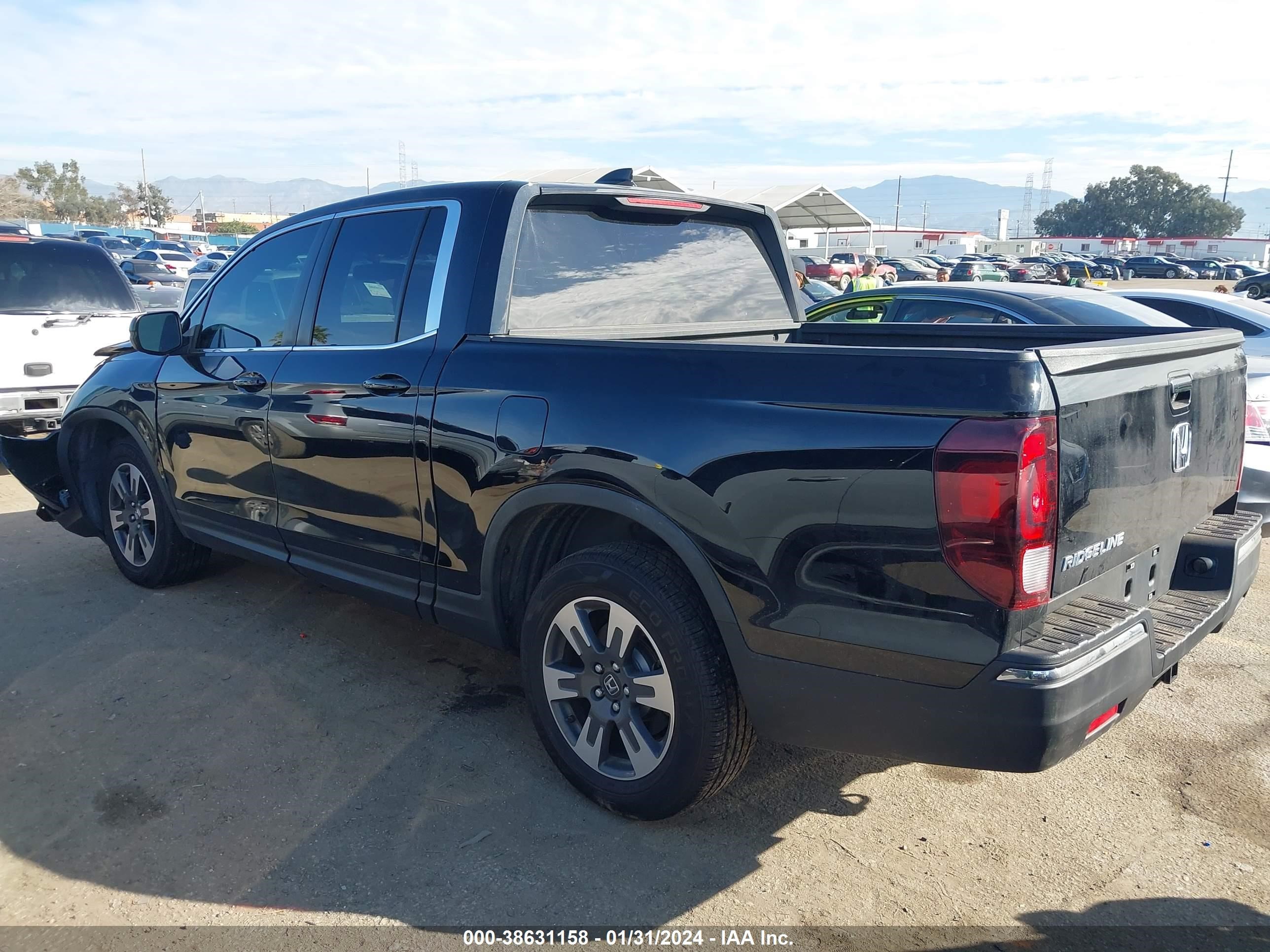 Photo 2 VIN: 5FPYK2F69JB001808 - HONDA RIDGELINE 