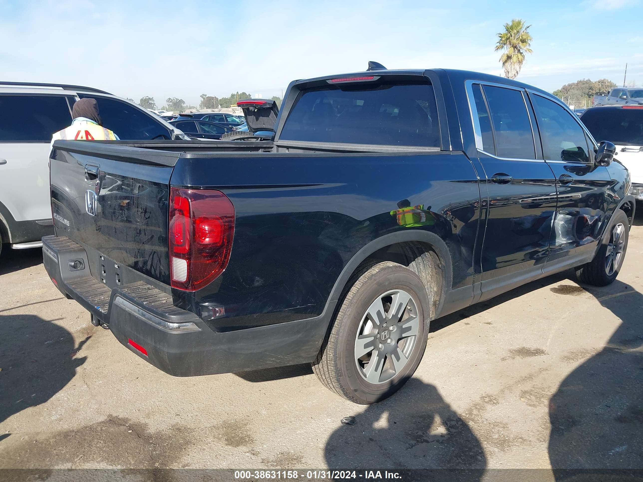 Photo 3 VIN: 5FPYK2F69JB001808 - HONDA RIDGELINE 