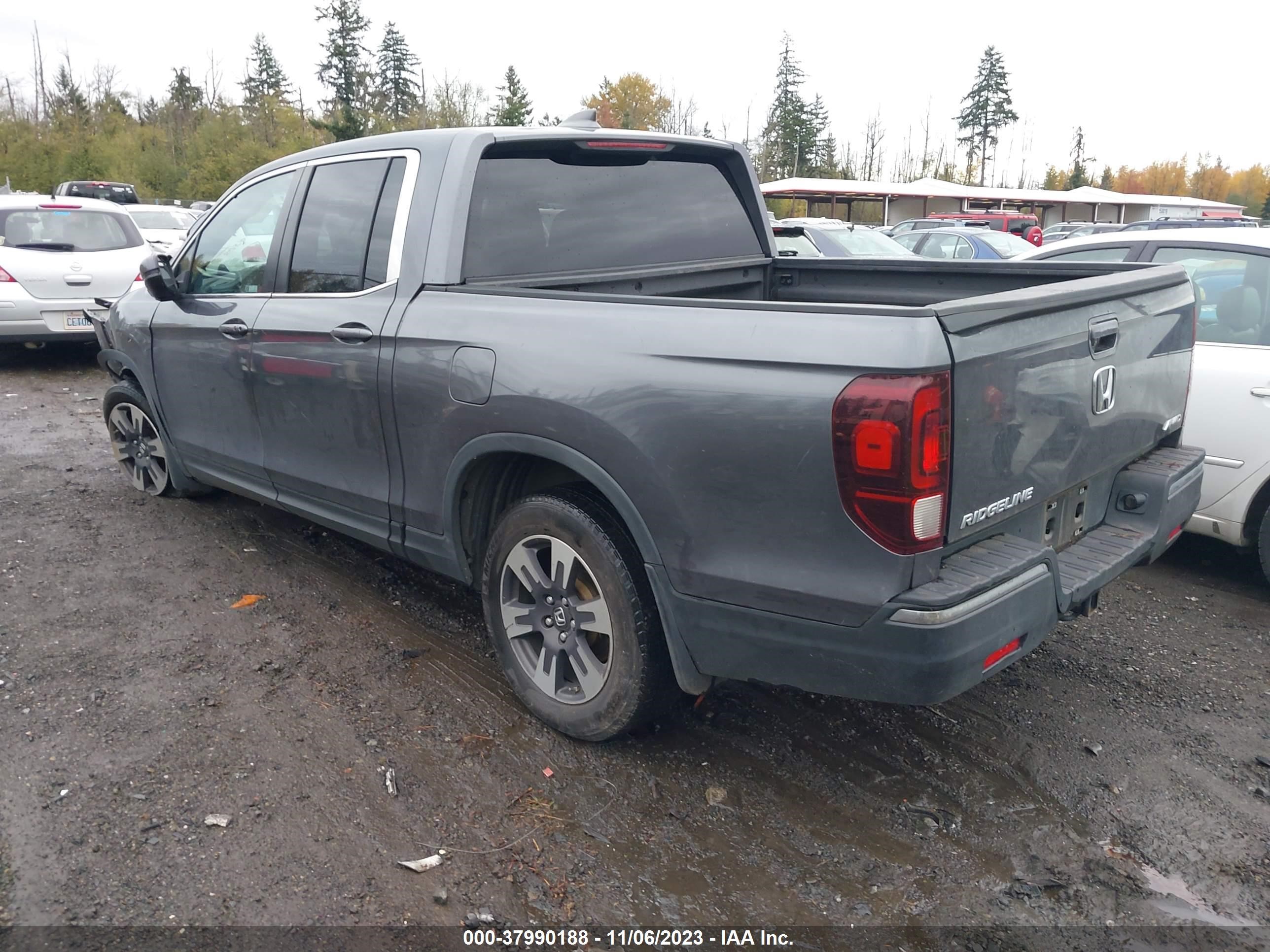 Photo 2 VIN: 5FPYK3F57JB010200 - HONDA RIDGELINE 