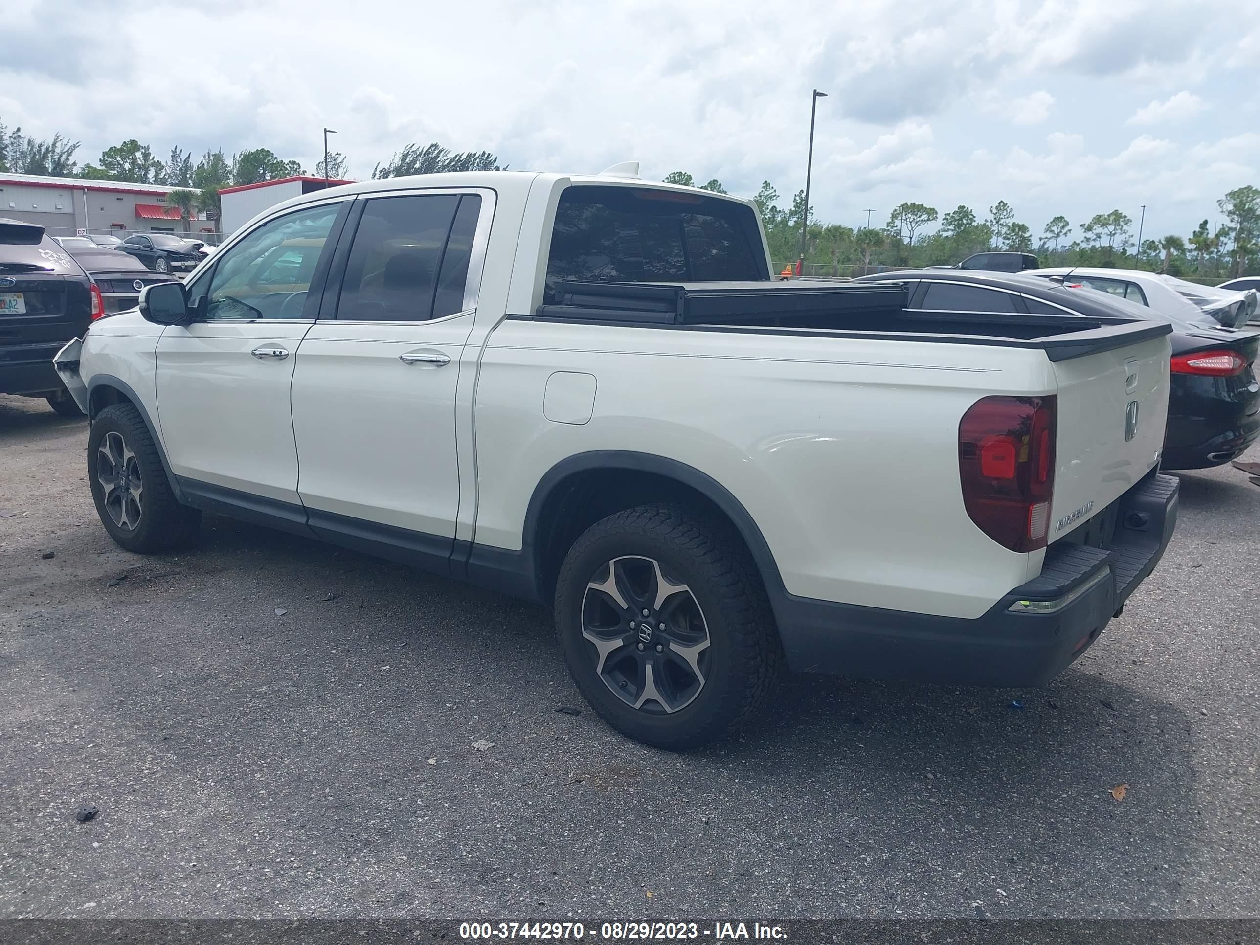 Photo 2 VIN: 5FPYK3F77HB008281 - HONDA RIDGELINE 