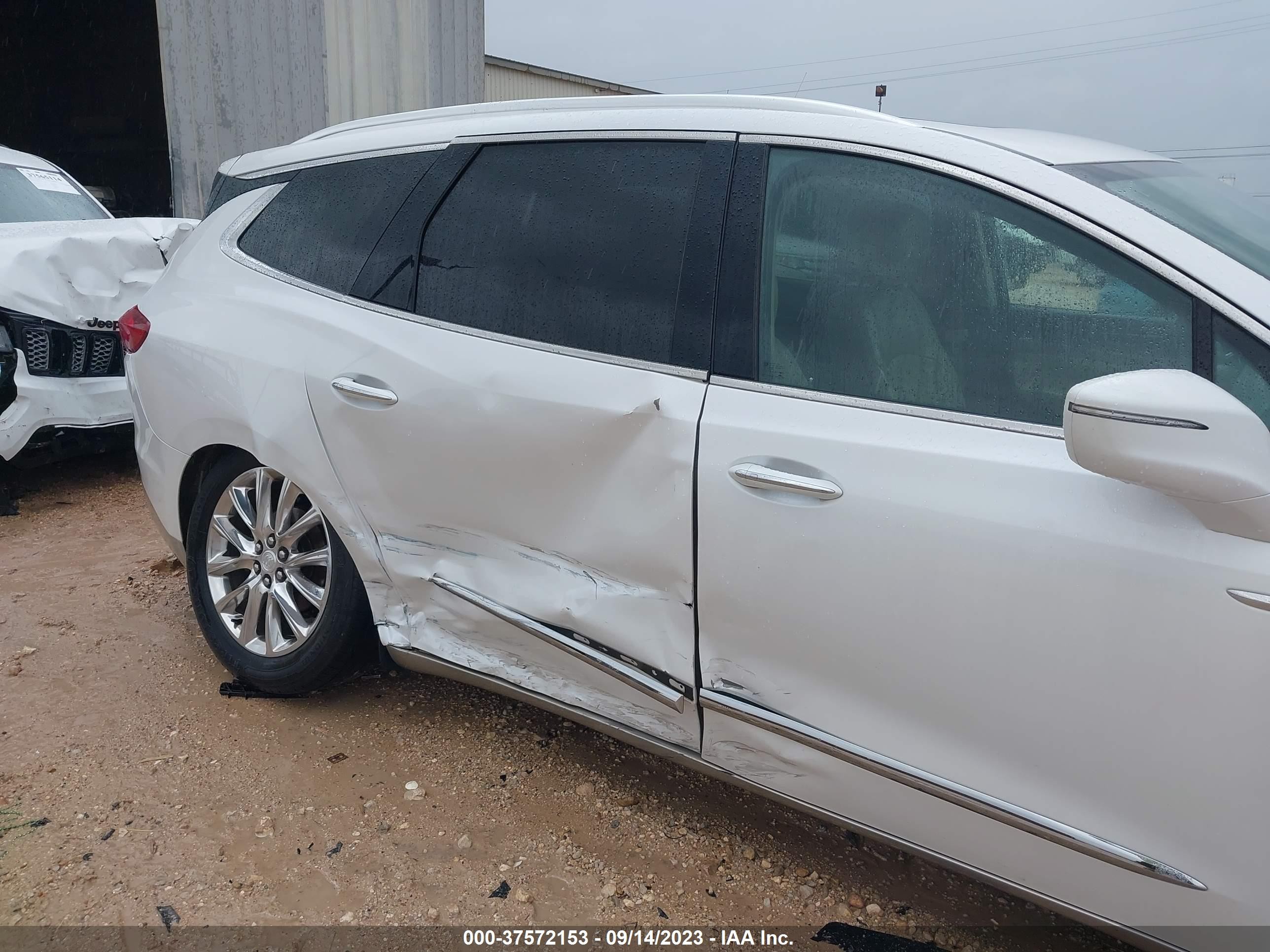 Photo 5 VIN: 5GAEVBKW7JJ210113 - BUICK ENCLAVE 