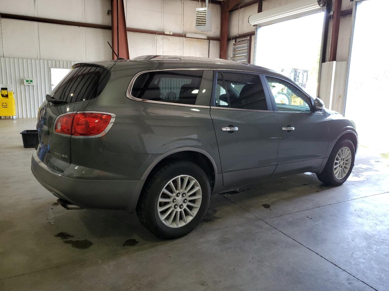 Photo 2 VIN: 5GAKRAED2BJ152389 - BUICK ENCLAVE 