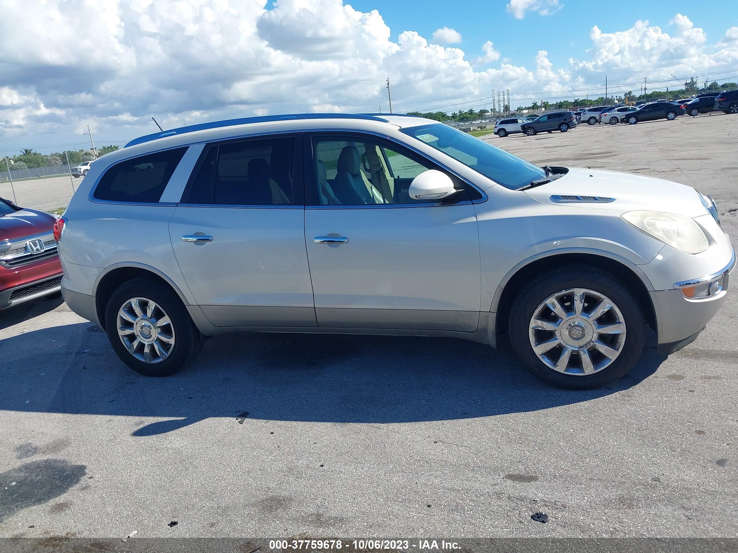 Photo 12 VIN: 5GAKRCEDXBJ383701 - BUICK ENCLAVE 