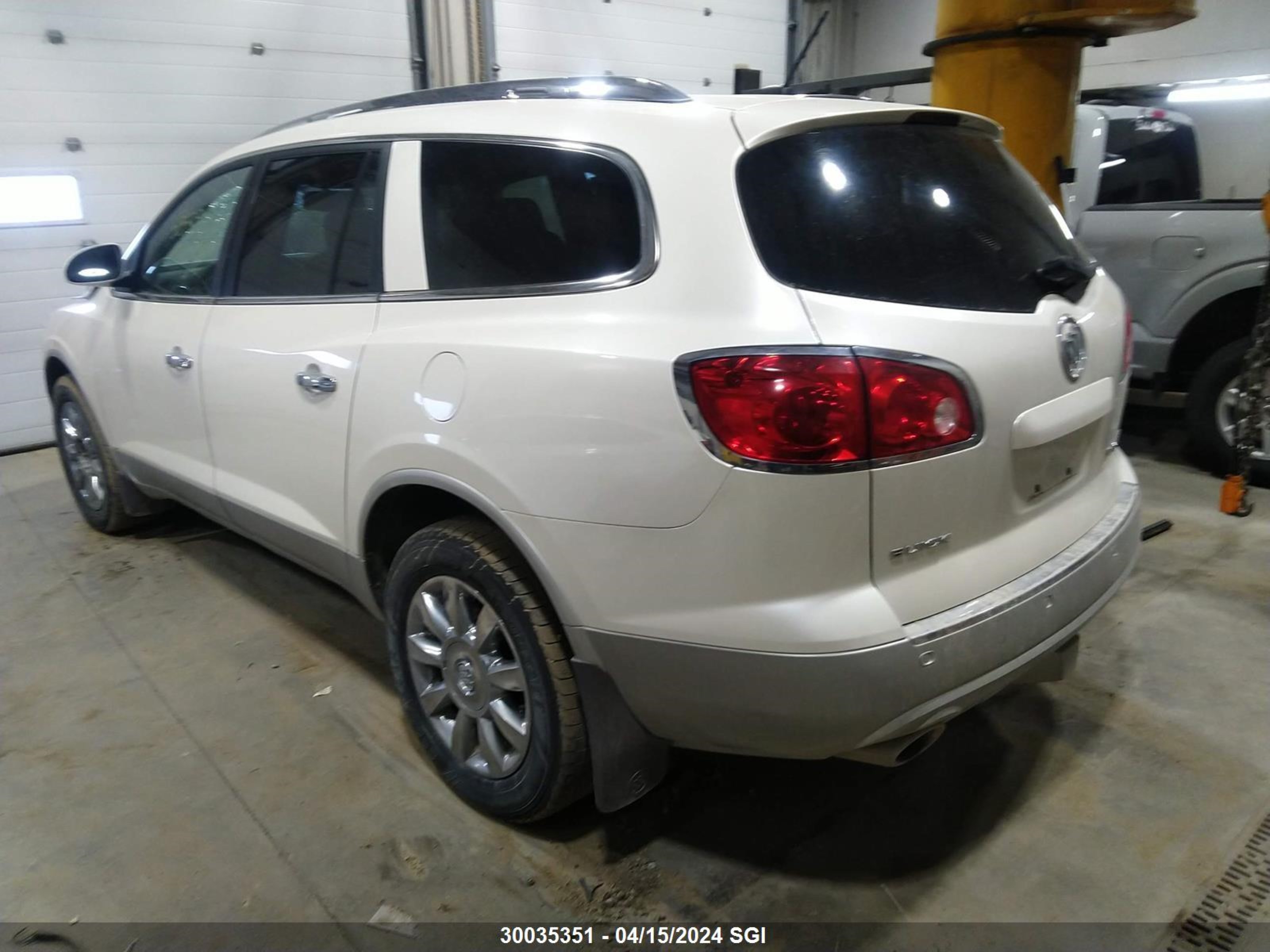 Photo 2 VIN: 5GAKVBED8BJ268987 - BUICK ENCLAVE 