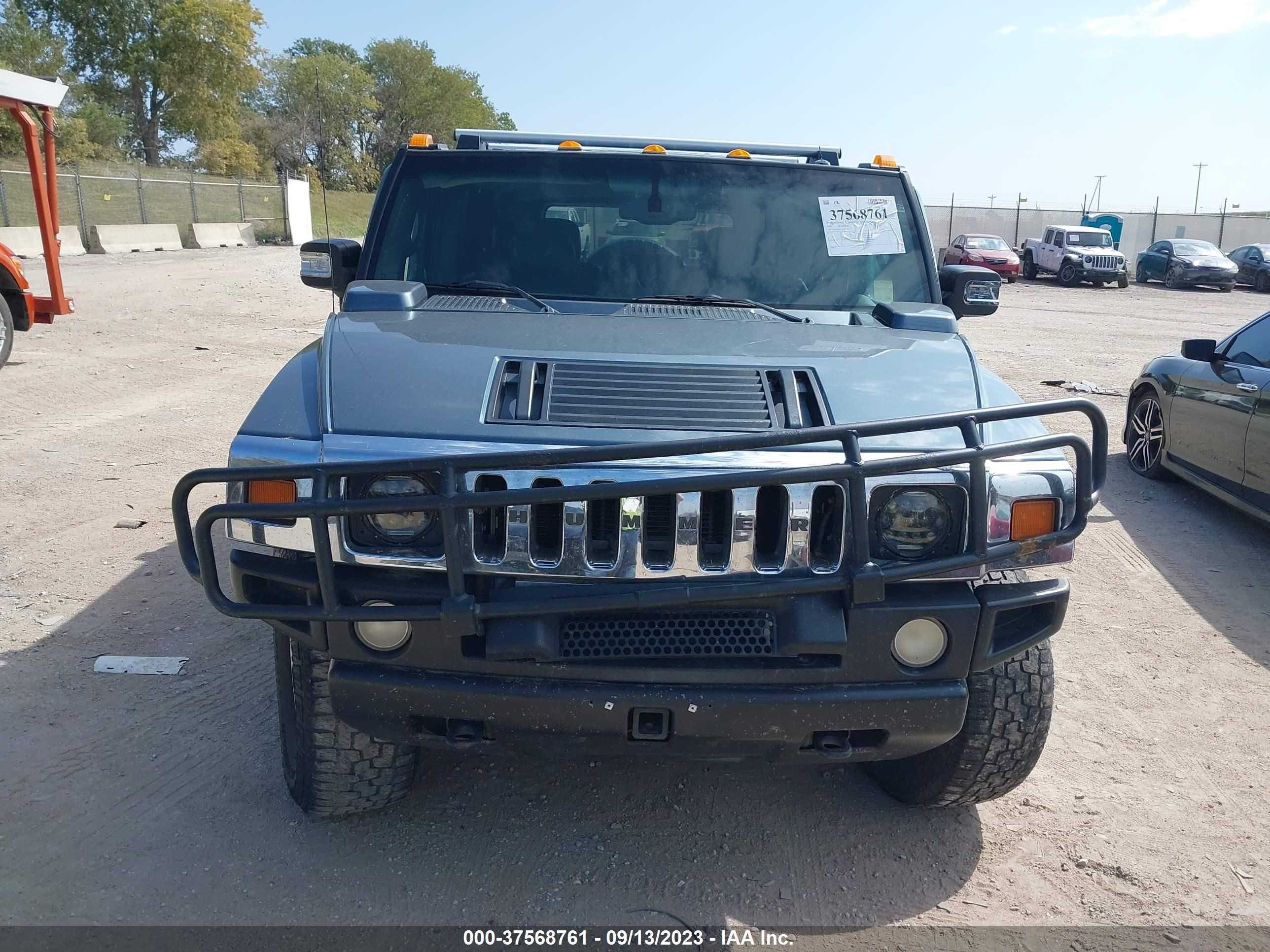 Photo 11 VIN: 5GRGN23U35H121235 - HUMMER H2 