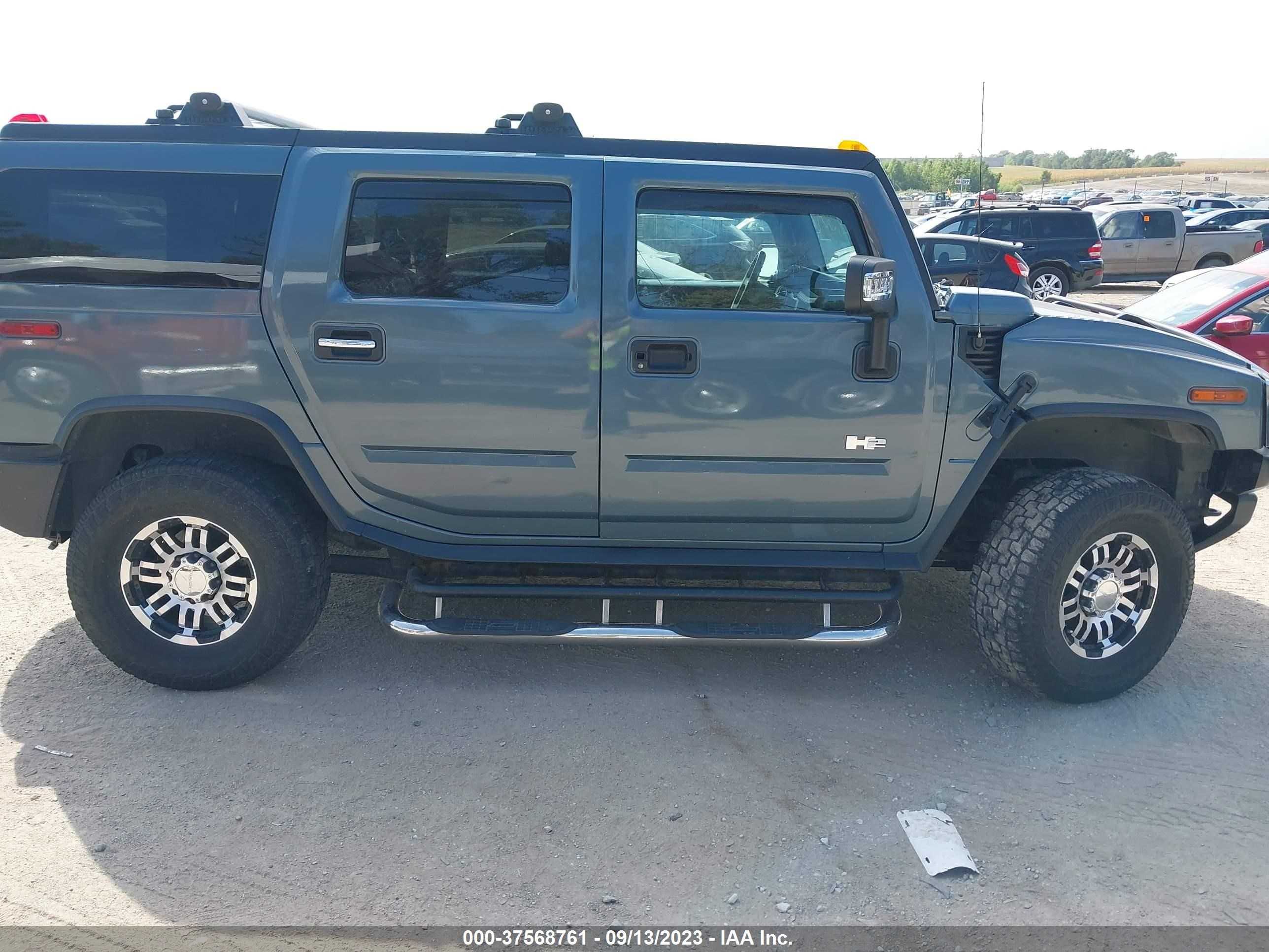 Photo 12 VIN: 5GRGN23U35H121235 - HUMMER H2 