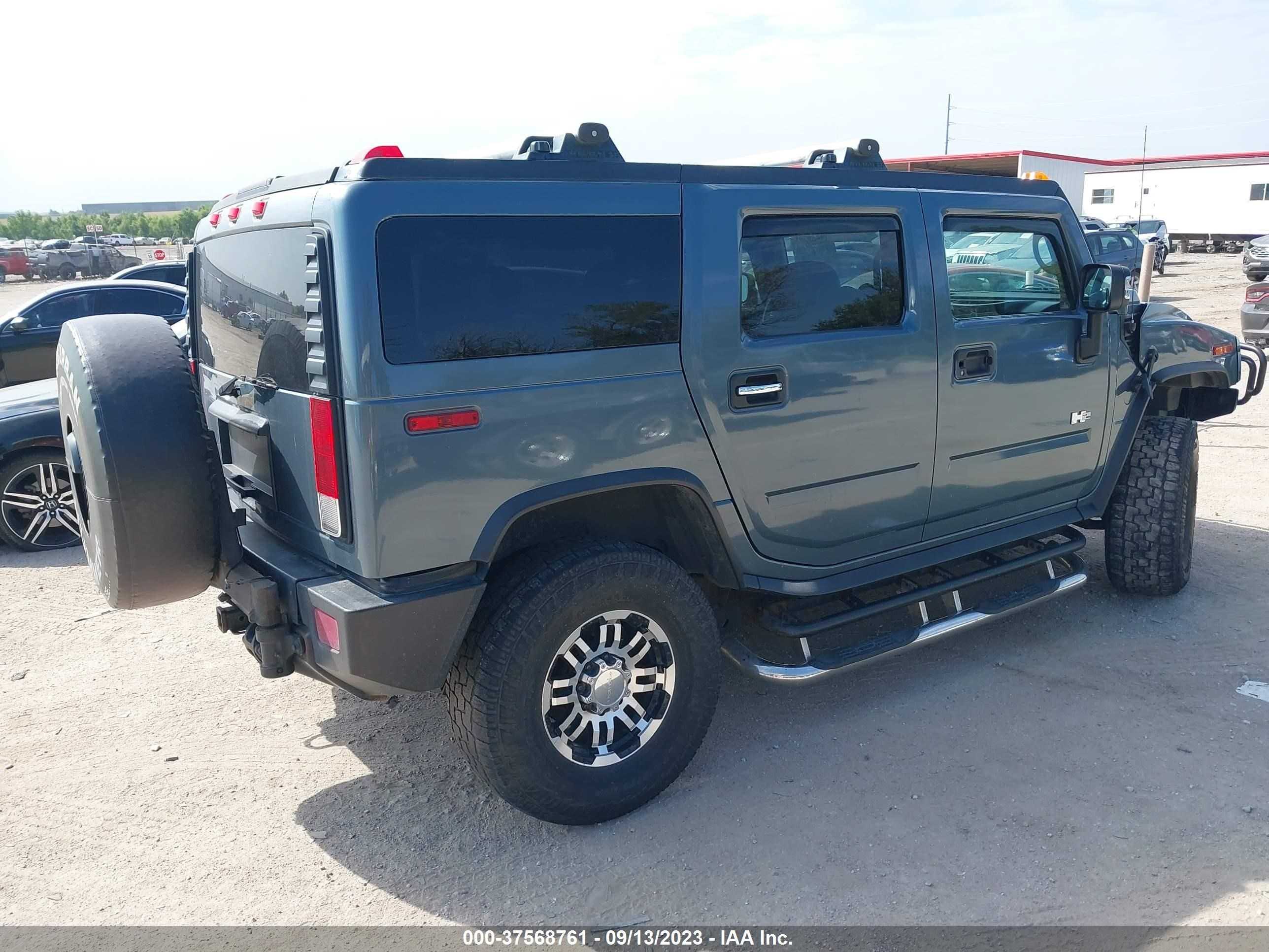 Photo 3 VIN: 5GRGN23U35H121235 - HUMMER H2 