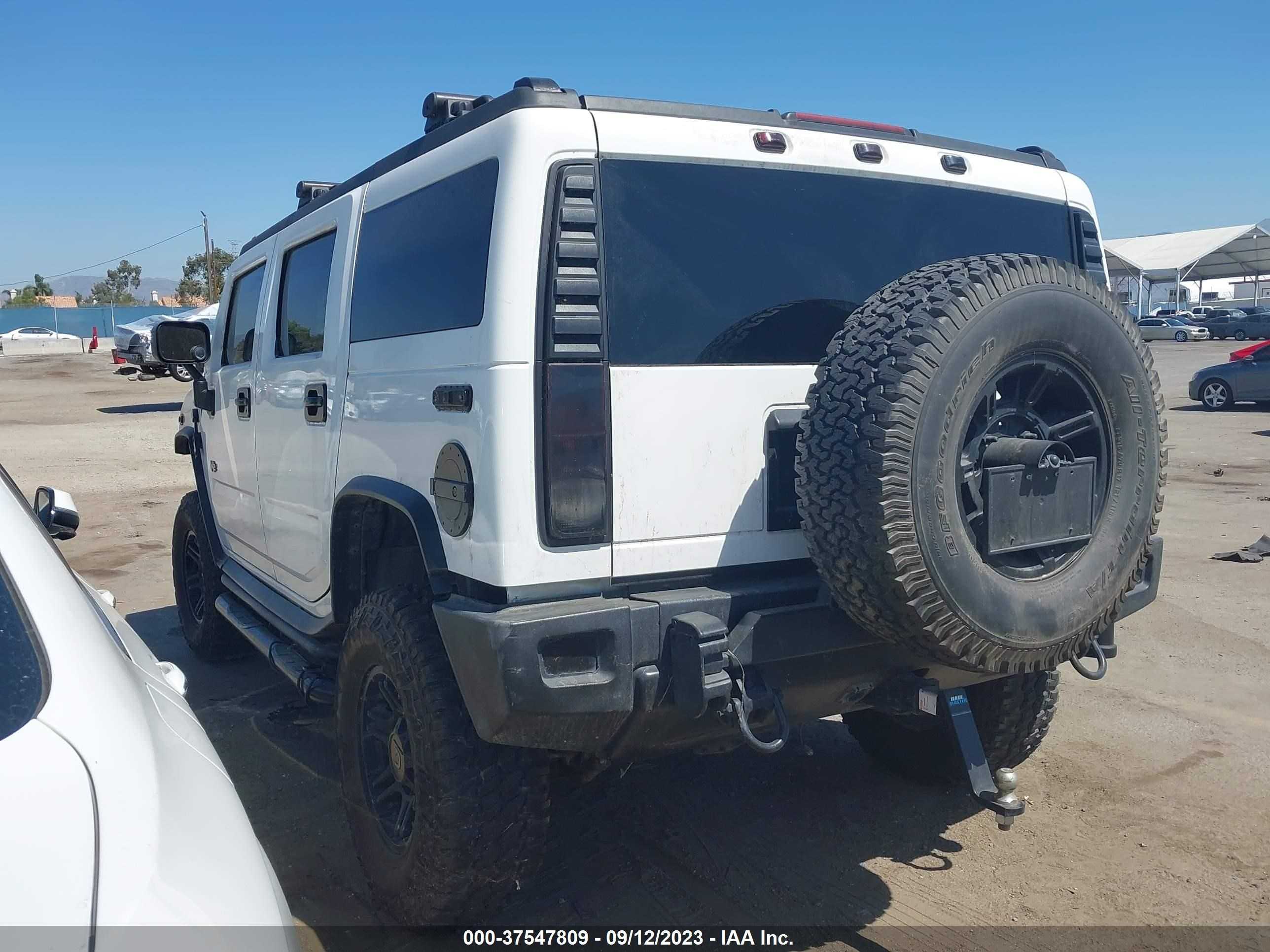 Photo 2 VIN: 5GRGN23U65H132522 - HUMMER H2 