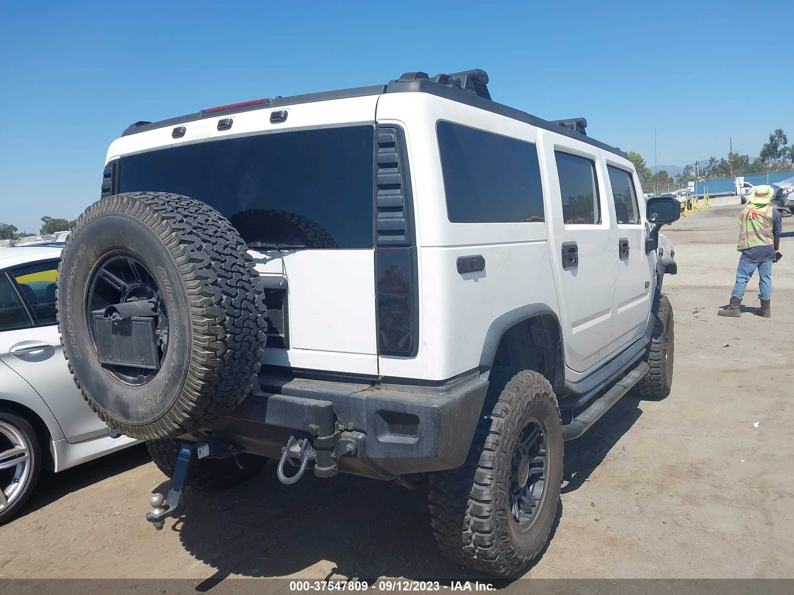 Photo 3 VIN: 5GRGN23U65H132522 - HUMMER H2 