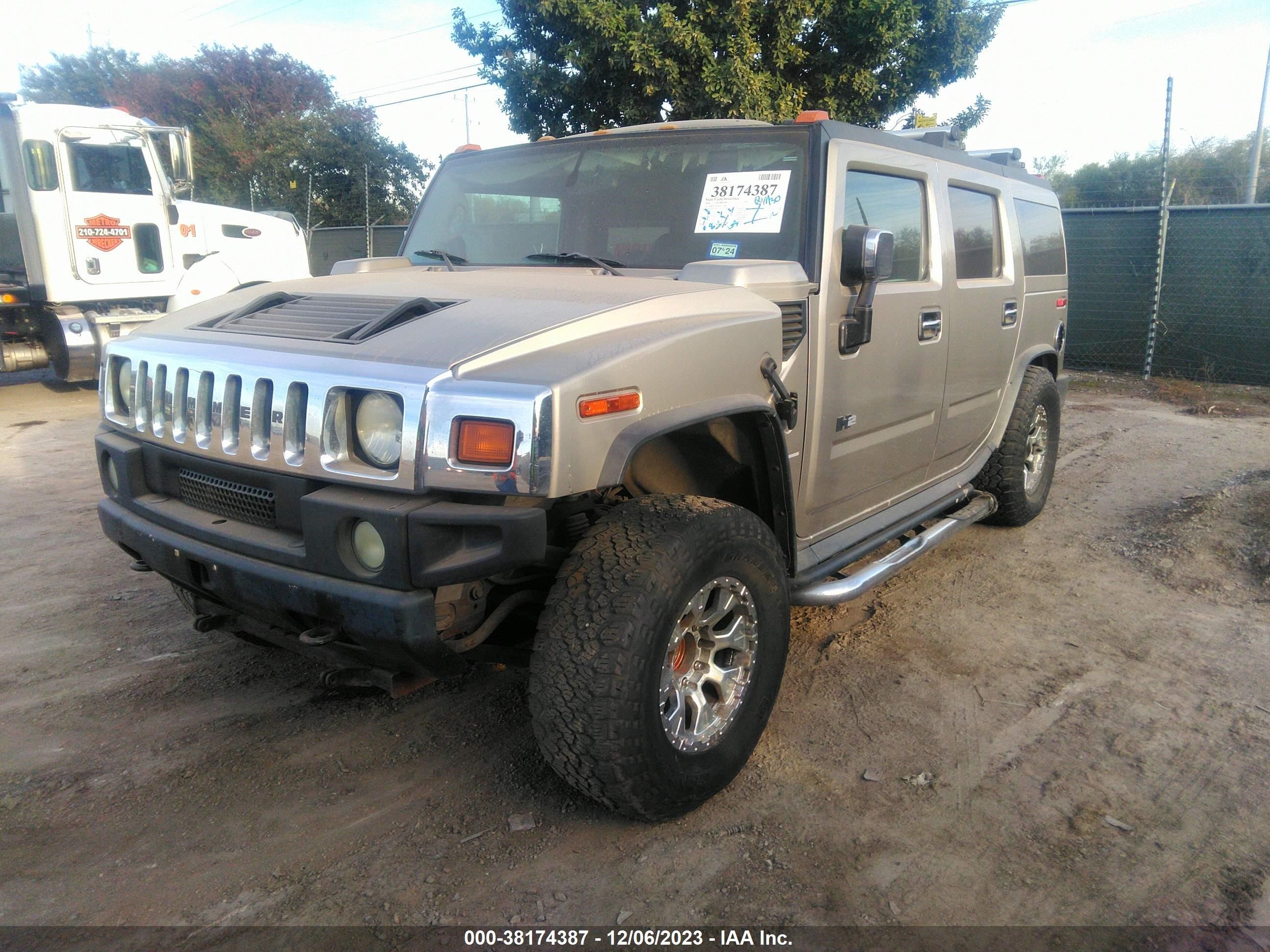 Photo 2 VIN: 5GRGN23U94H122680 - HUMMER H2 