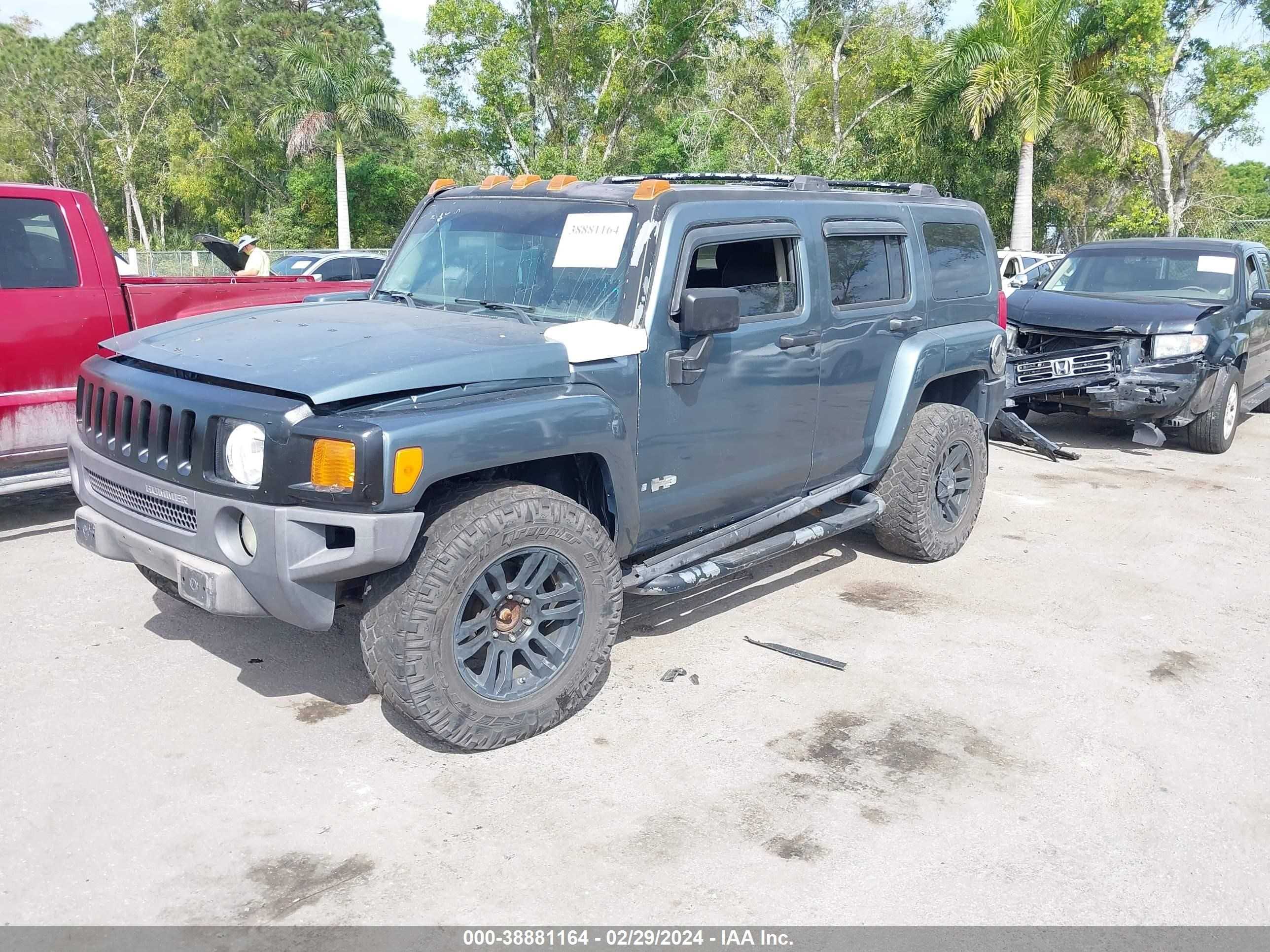 Photo 2 VIN: 5GTDN136068144448 - HUMMER H3 