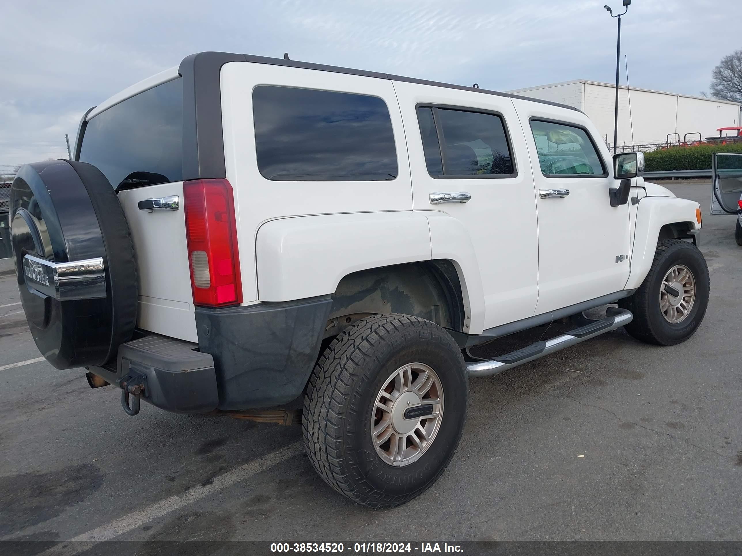 Photo 3 VIN: 5GTDN136168131529 - HUMMER H3 