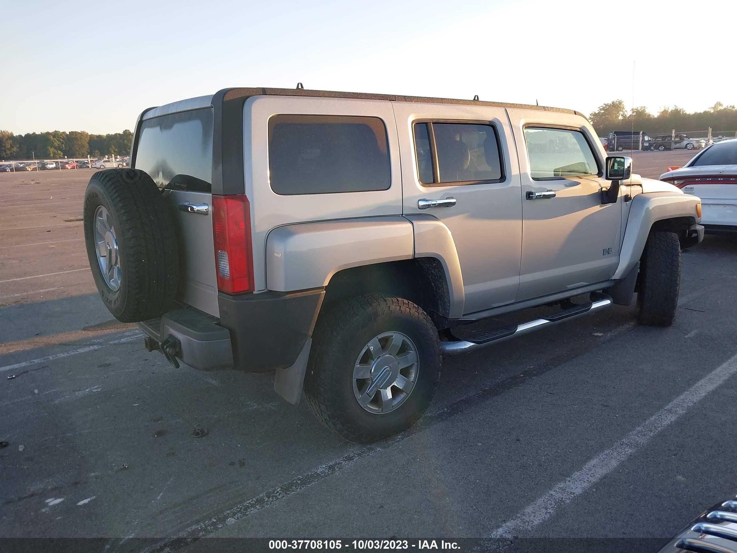 Photo 3 VIN: 5GTDN136168227449 - HUMMER H3 