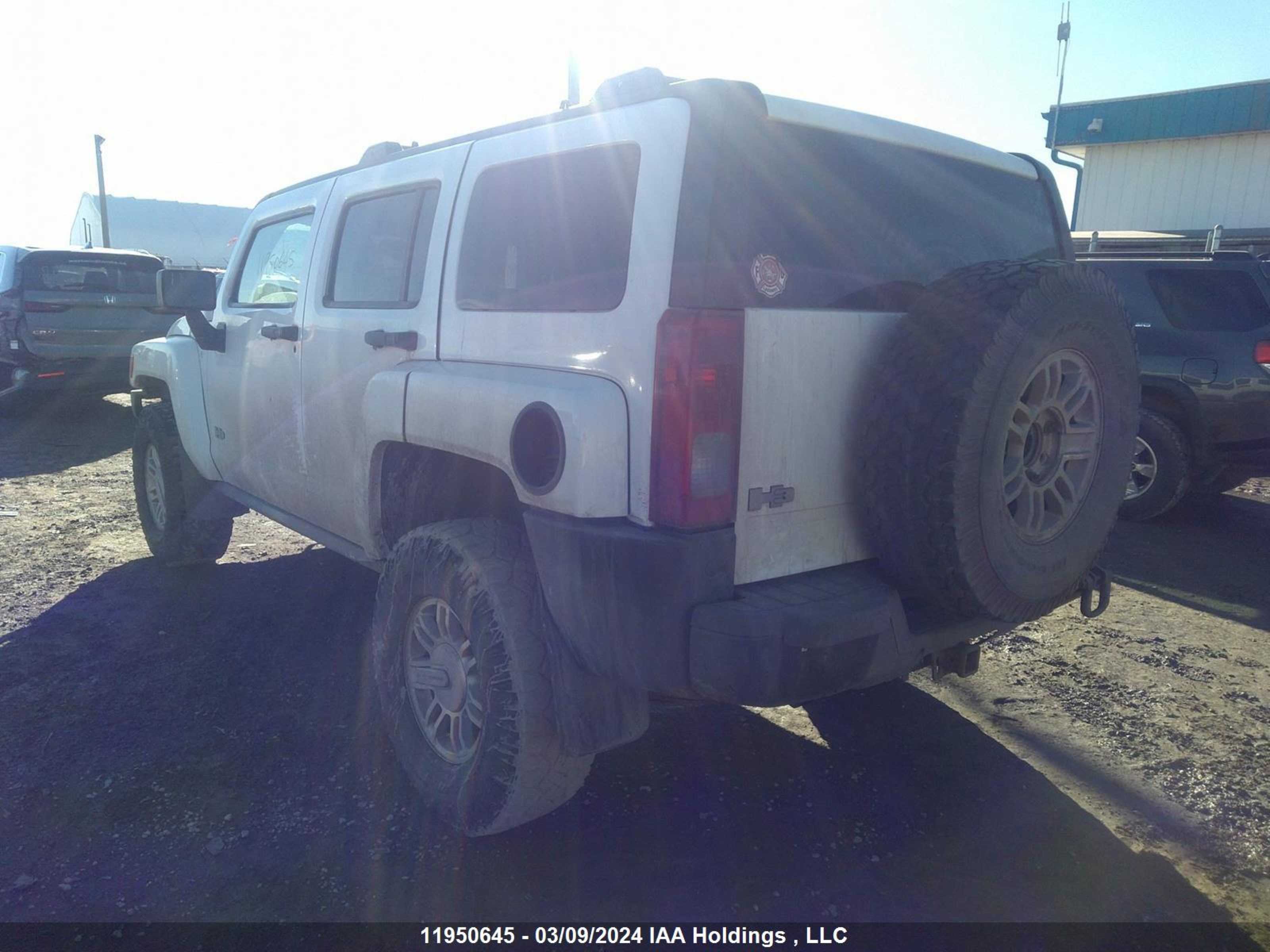 Photo 2 VIN: 5GTDN136268211082 - HUMMER H3 