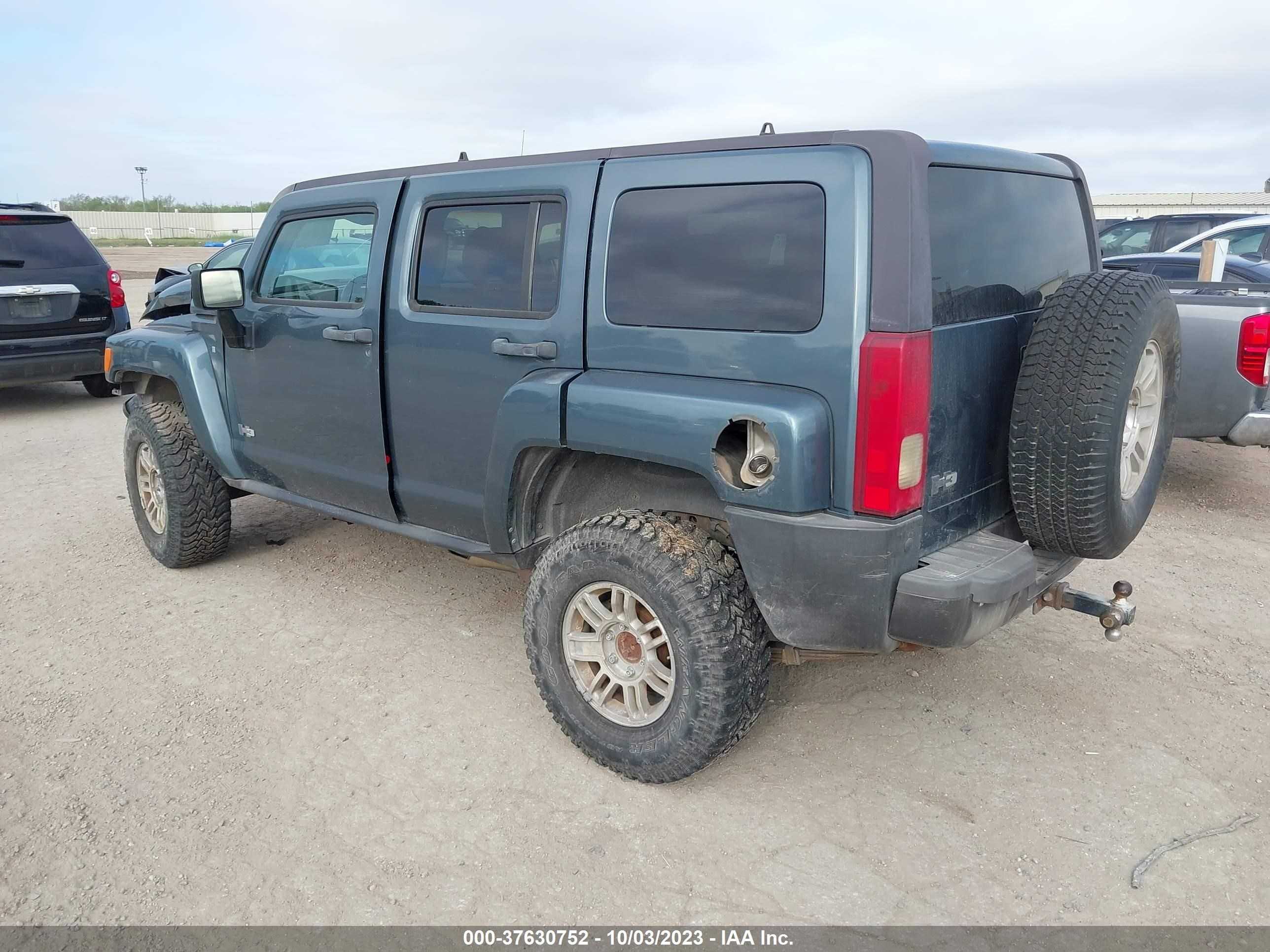 Photo 2 VIN: 5GTDN136268214306 - HUMMER H3 