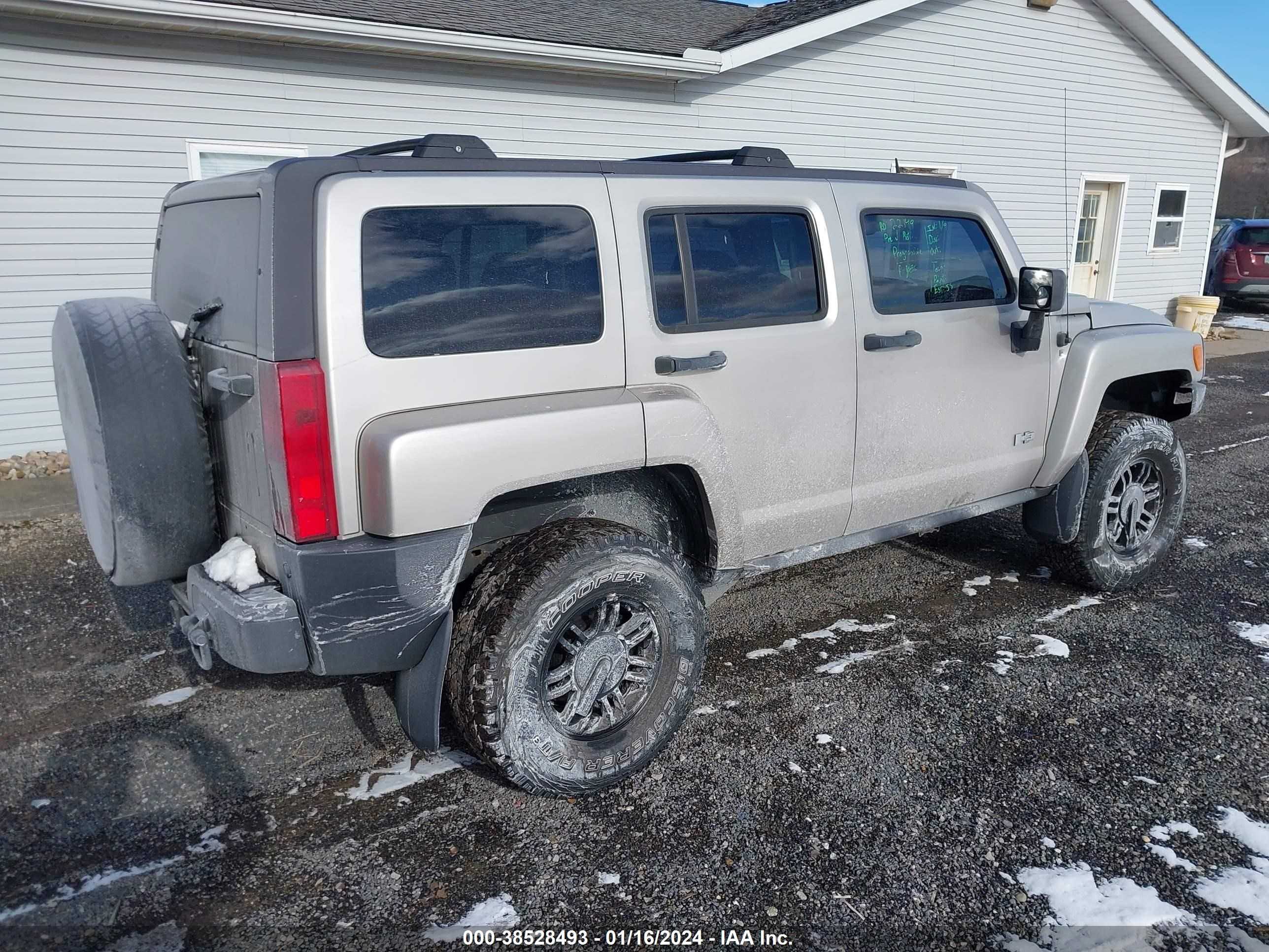 Photo 3 VIN: 5GTDN136268327253 - HUMMER H3 