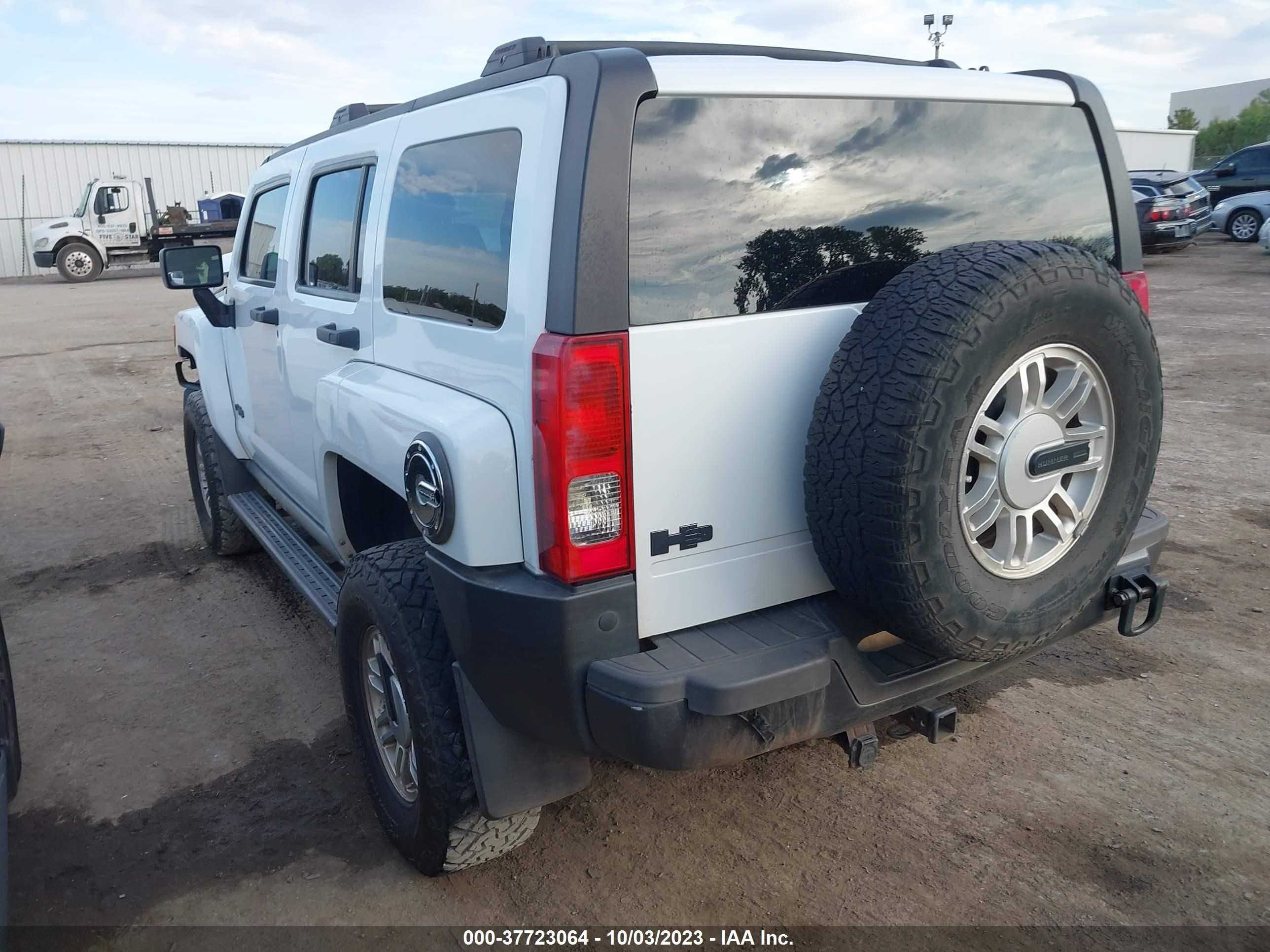 Photo 2 VIN: 5GTDN136468102655 - HUMMER H3 