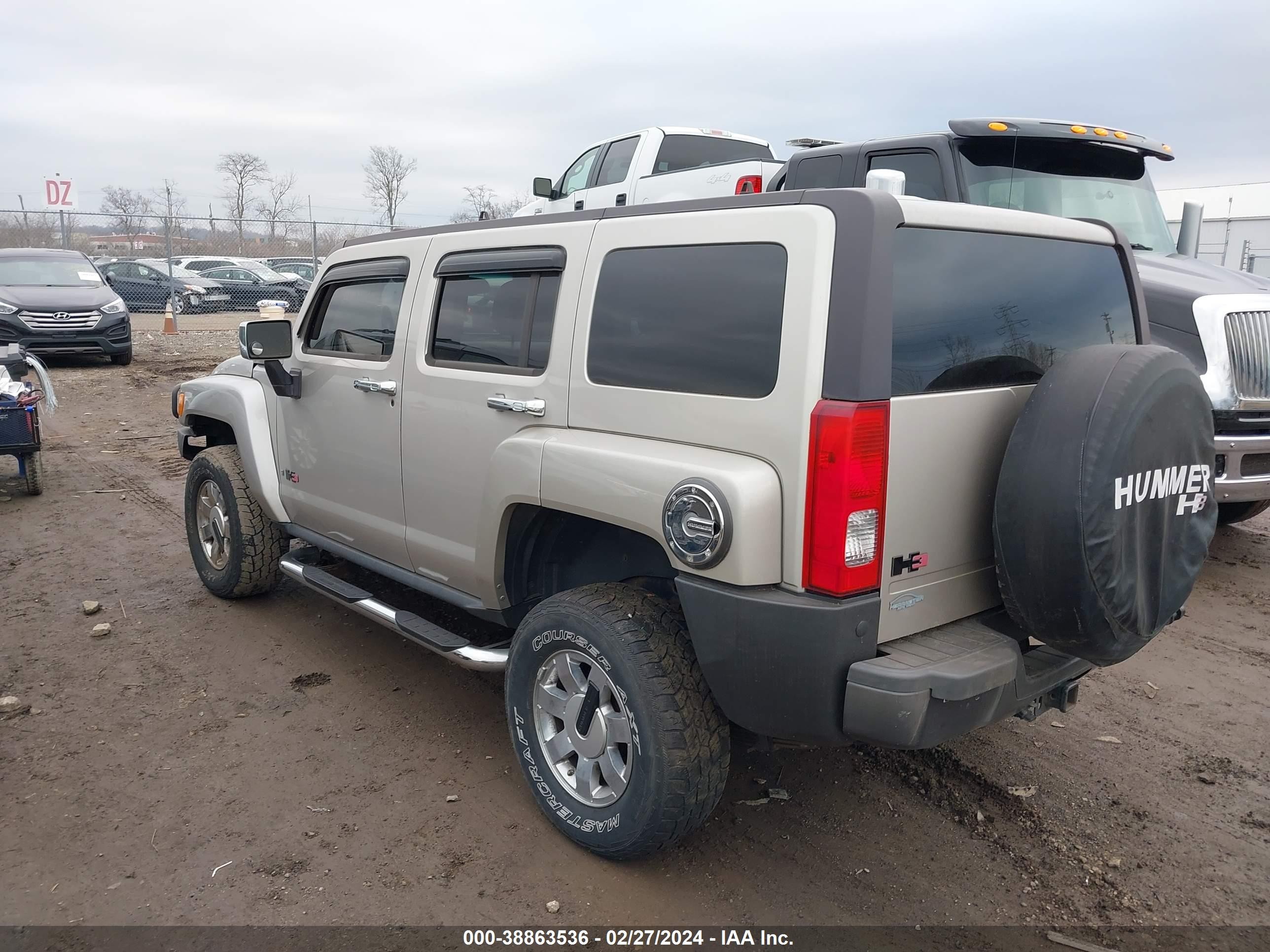 Photo 2 VIN: 5GTDN136568153453 - HUMMER H2 
